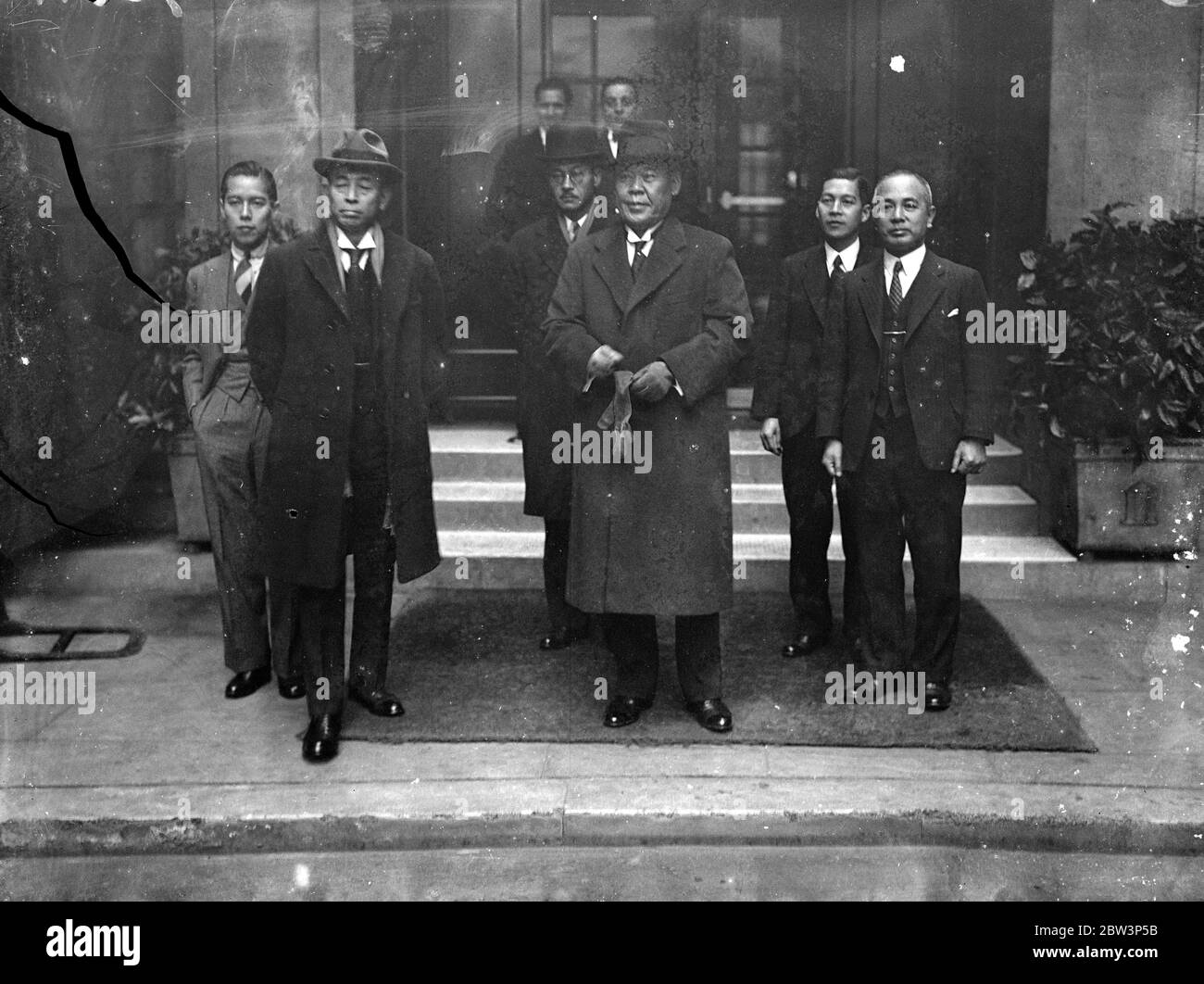 Avant gauche à droite - Lieutenant commandant Mizuno , amiral Nagano , amiral Nagai . 1935 Banque D'Images