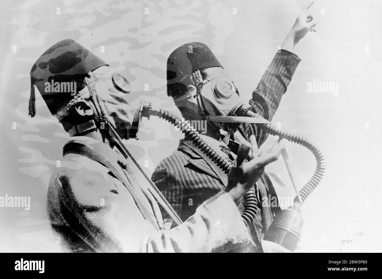 Les Égyptiens se précipitent pour acheter des masques à gaz à l'approche de la guerre en Afrique . La photo montre deux Egyptiens essayant leurs masques à gaz au Caire . 24 septembre 1935 Banque D'Images