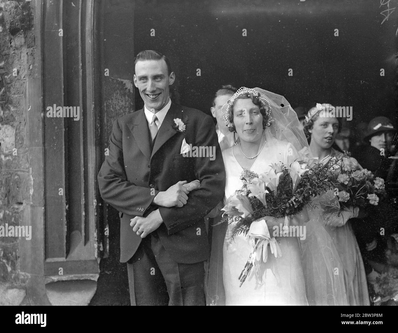 L'archevêque de Canterbury épouse housemaid et gendarme de la police à Lambeth . L'archevêque de Canterbury , le Dr Lang , a donné la cérémonie lorsque Mlle Jean Gould , femme de ménage au service du palais de Lambeth pendant cinq ans , a été mariée au gendarme de police Asur Robert Harvey , à l'église paroissiale de Lambeth . Harvey est entraîné à Bow Road . La photo montre la mariée et le marié . 28 novembre 1935 Banque D'Images