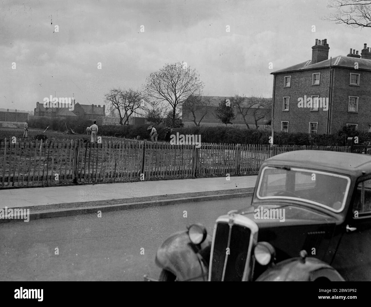 Les détenus construisent des maisons en vue de la route à Chelmsford . Séparé du ruisseau de la terreur sur la route occupée de Sandford à Chelmsford , Essex , seulement par une patrouille de prison , un certain nombre de prisonniers de la prison de Chelmsford construisent de nouvelles maisons pour leurs gardiens . Les hommes , dont la plupart sont hautement qualifiés , effectuent le travail dans le cadre d'un plan connu des commissaires de prison comme l' expérience de Chelmsford , conçu pour garder les jeunes prisonniers loin des ' vieilles mains ' et pour les mettre sur un travail responsable . On espère que le régime leur permettra de prendre une fois de plus leur place dans la vie publique . Banque D'Images