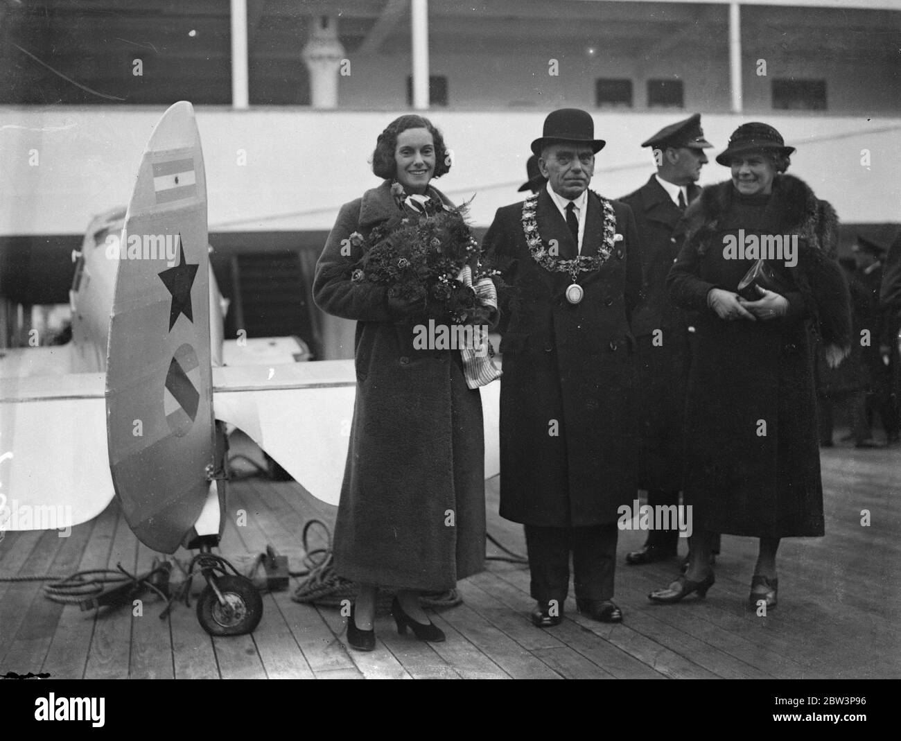 Jean Batten arrive à Southampton depuis l'Amérique après un vol record . Mlle Jean Batten étant accueillie par le maire de Southampton à son arrivée . 23 décembre 1935 Banque D'Images