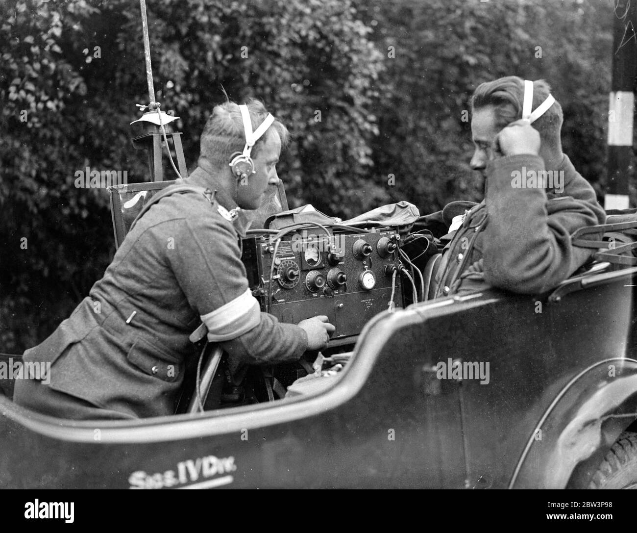 Les stations de radio mobiles gardent le contact avec les troupes pendant les exercices de commandement de l'est dans le Hampshire . Expositions de photos , une station de radio mobile utilisée dans une ruelle de campagne près de Houghton pendant les exercices . 10 septembre 1935 Banque D'Images