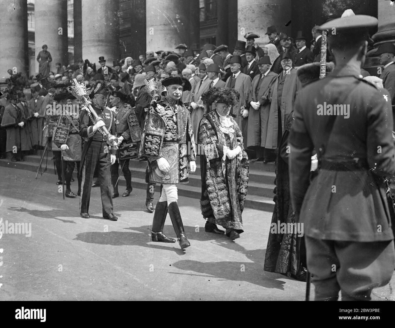Proclamation de couronnement lu à l'échange royal avec une cérémonie ancienne , la Proclamation de couronnement annonçant que le couronnement du Roi aura lieu le 12 mai de l'année prochaine a été lu par l'officier d'armes de sa Majesté à St . Palais de James , Croix de Charing , Temple Bar et l'échange royal . Photos : le roi des armes de Norroy , Sir Algar Howard , qui a lu la proclamation avec le maire de Londres, Sir Percy Vincent , à la Bourse royale . 29 mai 1936 Banque D'Images