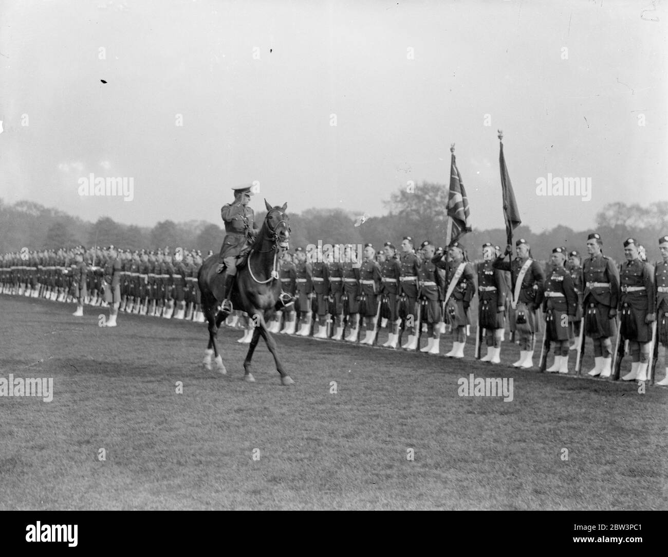 Major - General Commentations inspecte Londres Scottish in Hyde Park Major - General Conway Commentations commandant de la 56e ( London ) Division , Armée territoriale , inspecte le Londres Scottish in Hyde Park photo shows : Major - Commentations générales saluant les couleurs comme il a passé les lignes . 16 mai 1936 Banque D'Images