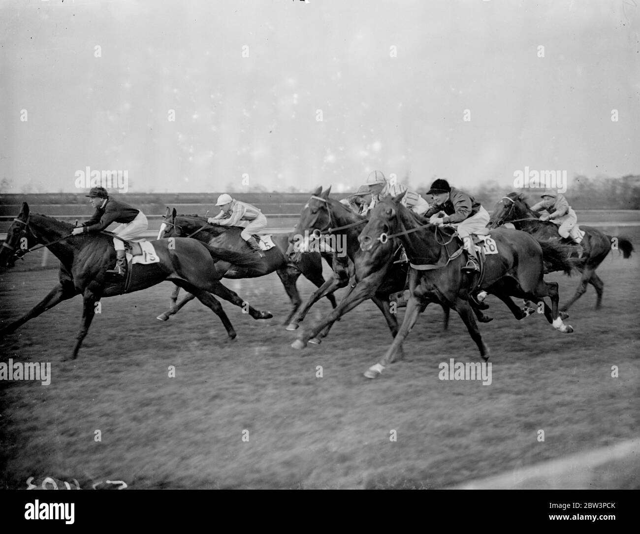 Duncan ' s Delight mène , mais Sarah Churchill gagne Athlone Stakes à Sandown . Sarah Churchill , propriété de M. H G Gregson et conduite par F Sharpel, a remporté les participations de Handicap Athlone à Sandown Park , Surrey . Le bras , propriété de Lord Howard de Walden , était deuxième , avec Besends troisième . Expositions de photos , Duncan ' s Delight ( No 13 ) en tête du champ . La deuxième est Sorrento , E Smith UP ( No 5 ) , et la caméra la plus proche , Fair Etonian ( No 16 ) . 24 avril 1936 Banque D'Images