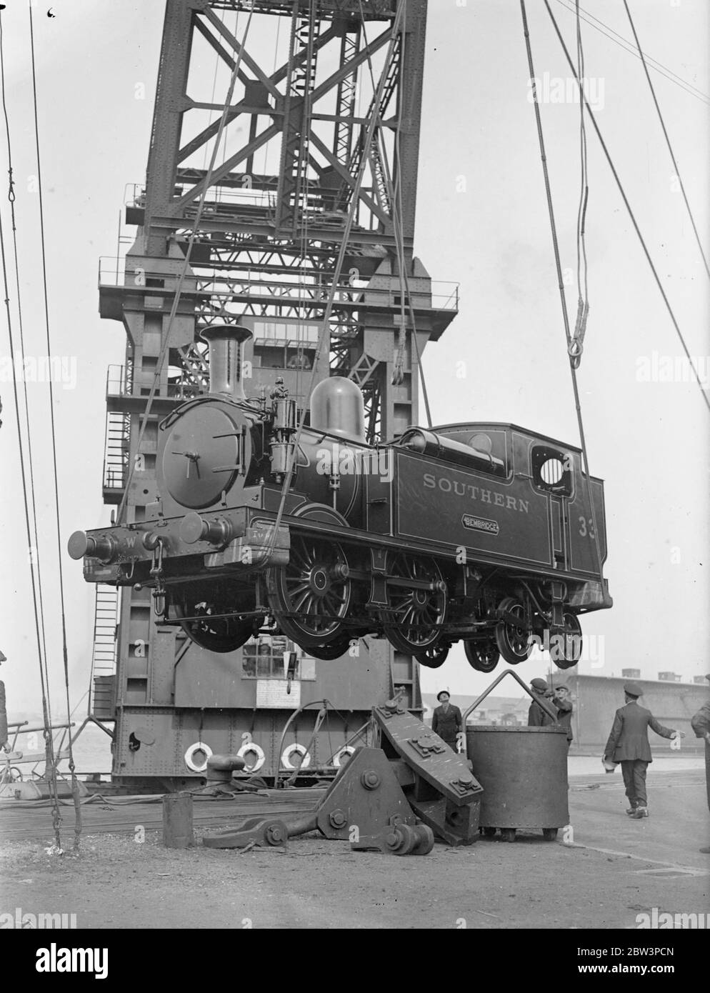 Chargement de deux moteurs de chemins de fer par la grue flottante de 150 tonnes pour la ruée vers les vacances de l'île de Wight . Train du Sud . 1936 Banque D'Images