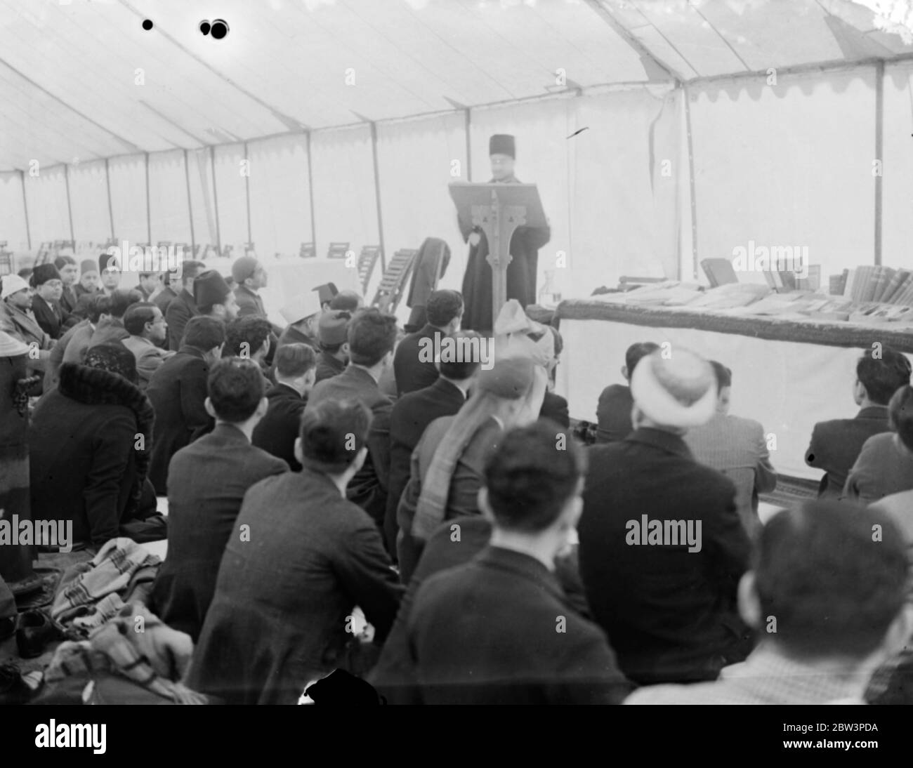 Fête musulmane célébrée à la Mosquée Woking . Dirigé par l' Imam , Aflabuddin Ahmad , le festival de l' IDU ' L Azha a été célébré à la Mosquée Woking . Spectacles de photos , la scène pendant les prières au festival Woking . 4 mars 1936 la mosquée Shah Jahan fut la première mosquée construite à cet effet en Europe, en dehors de l'Espagne musulmane Banque D'Images