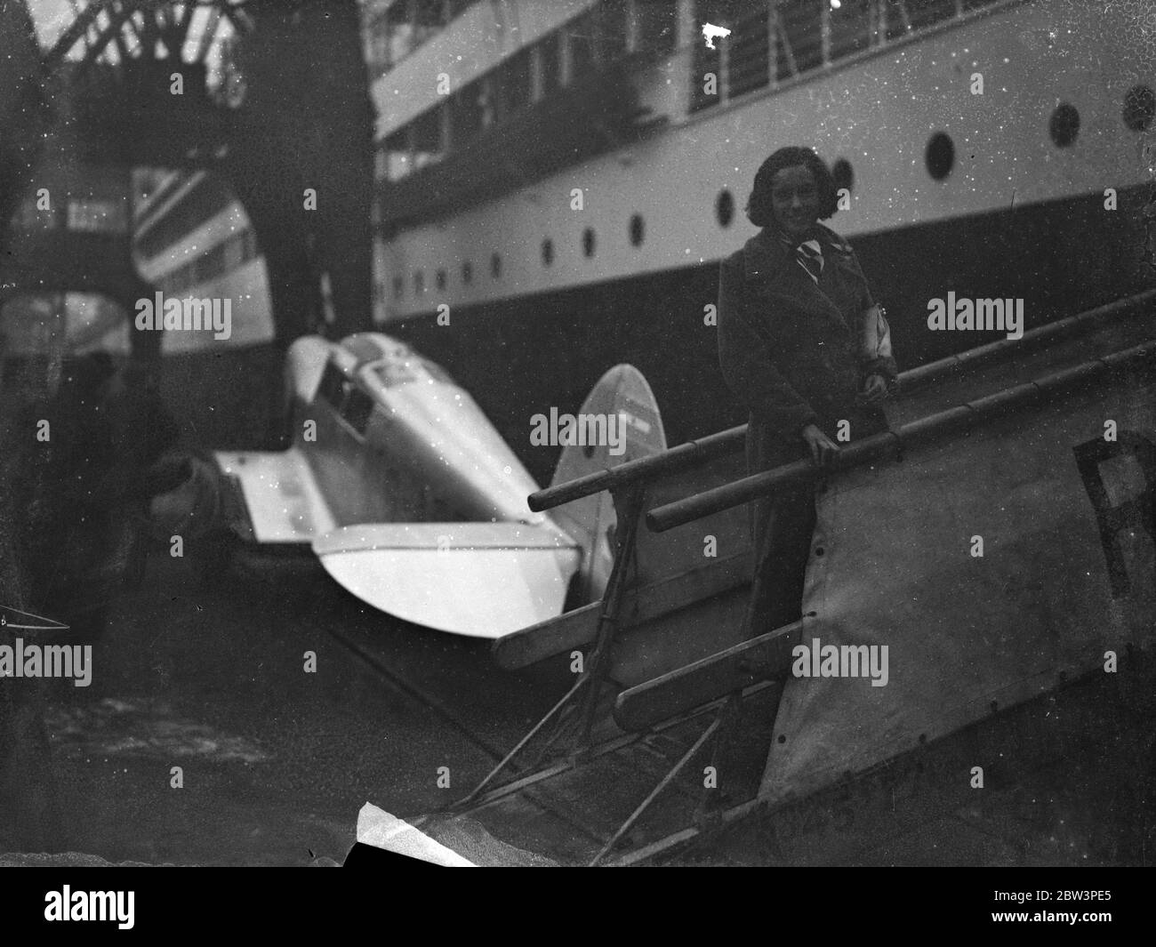 Jean Batten arrive à Southampton depuis l'Amérique après un vol record . Mlle Jean Batten étant accueillie par le maire de Southampton à son arrivée . 23 décembre 1935 Banque D'Images