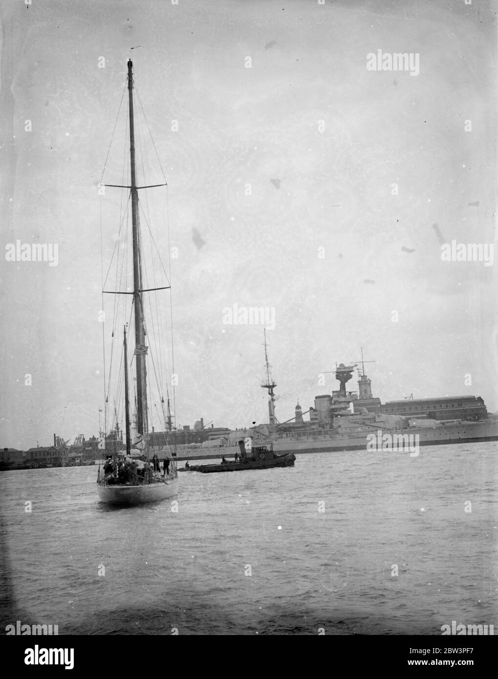 Yankee part pour les Etats-Unis comme marins de la fonte et de se préparer dans l'ombre de HMS Revenge ( 06 ) 11 avril 1936 Banque D'Images