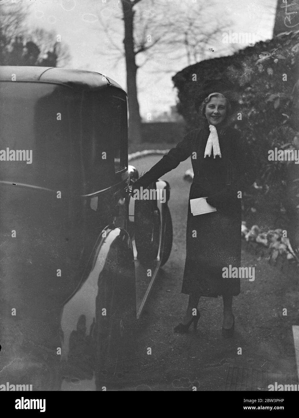 Une fille blessée en smash va témoigner au procès de Lord Clifford dans la Chambre des Lords - sœur de l'homme mort . Madame Sheila Hopkins quitte sa maison à Finchley avec son père , pour la Chambre des Lords . 12 décembre 1935 Banque D'Images
