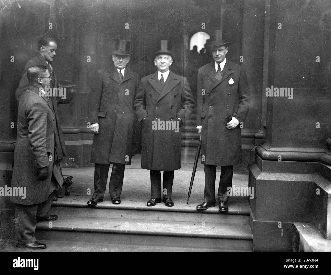 Les délégués américains arrivent pour la conférence navale de Londres . La délégation américaine arrivant pour la conférence - de gauche à droite - M. William Phillips , sous-secrétaire d'État , M. Normond Davis , chef de la délégation , et l'amiral William Standley , chef des opérations navales . 9 décembre 1935 Banque D'Images