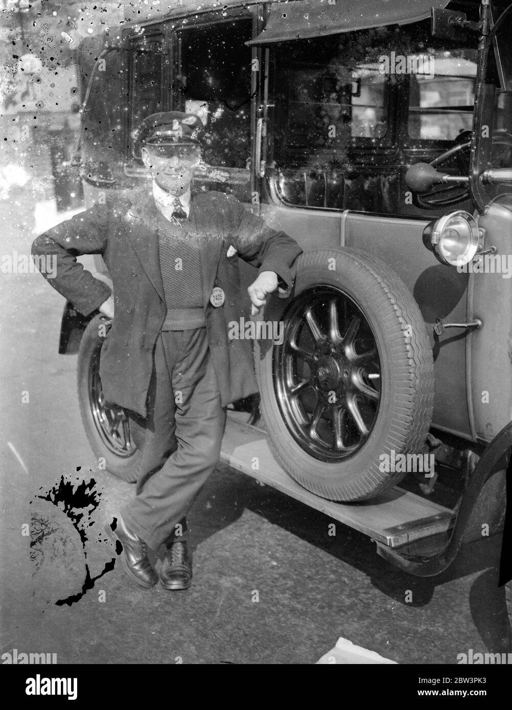 London taxi man trouve £12,000 bijoux en taxi. William Jackson à côté de son taxi dans lequel il a trouvé les bijoux perdus en juin . 12 septembre 1935 Banque D'Images