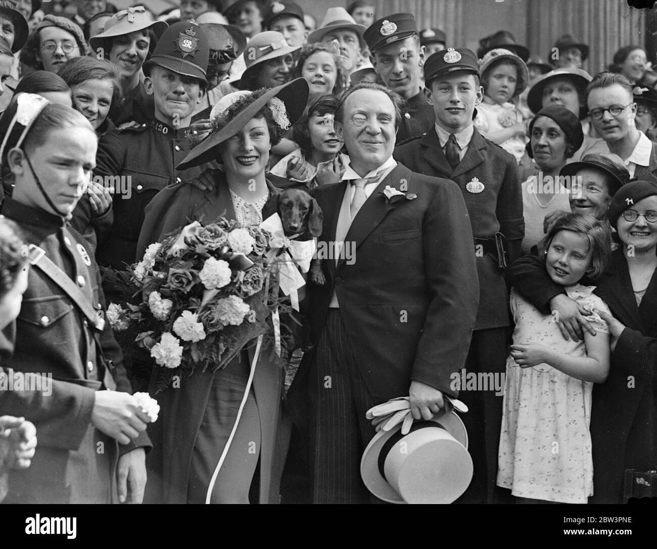 Richard Tauber épouse Diana Napier au bureau d'inscription de Marylebone . La mariée et le marié après la cérémonie . 20 juin 1936 Banque D'Images