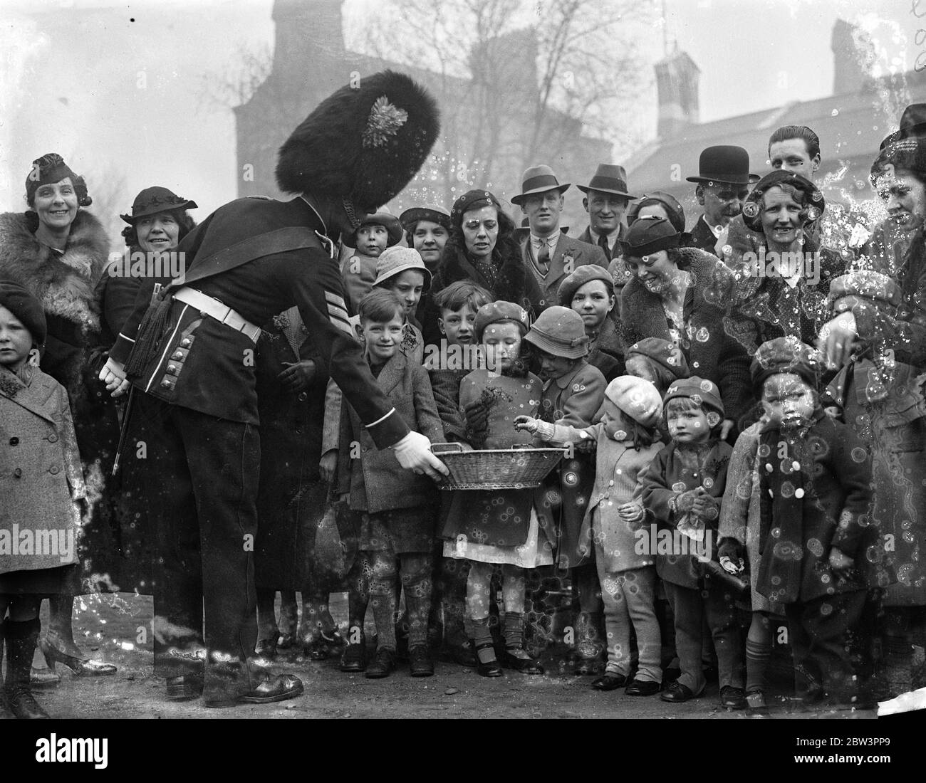 Distribuer le shamrock de la St Patricks Day au Chelsea Barracks . Distribuer shamrock aux enfants à Chelsea Barracks . 17 mars 1935 Banque D'Images