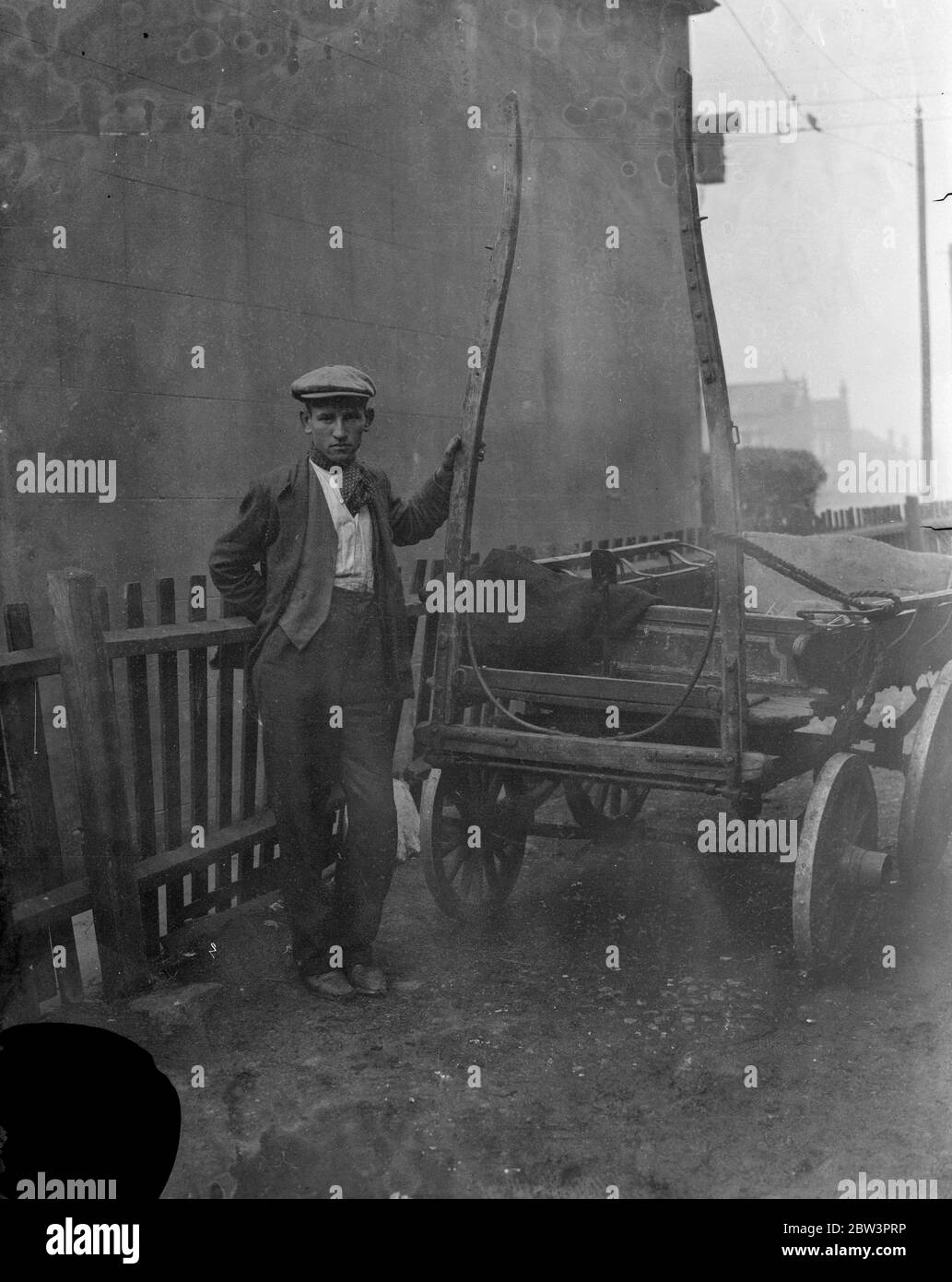 Un garçon qui a piqué de la malchance perd du poney et des affaires vont . John William Lucas à côté des puits vides de son chariot inutile à Ilford , Essex . 26 septembre 1935 Banque D'Images