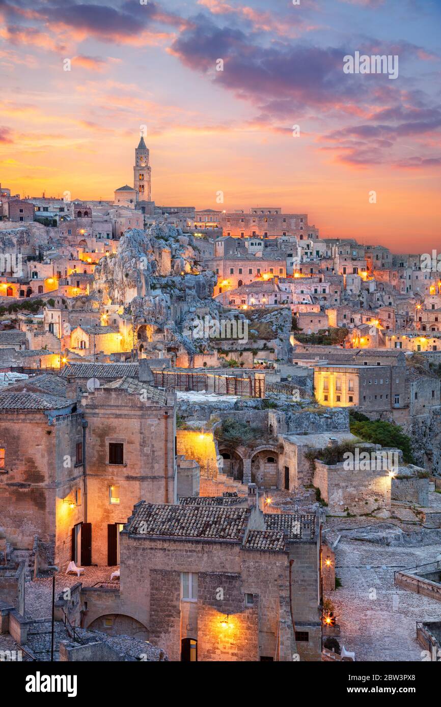 Matera. Paysage urbain image aérienne de la ville médiévale de Matera, Italie pendant le beau coucher du soleil. Banque D'Images