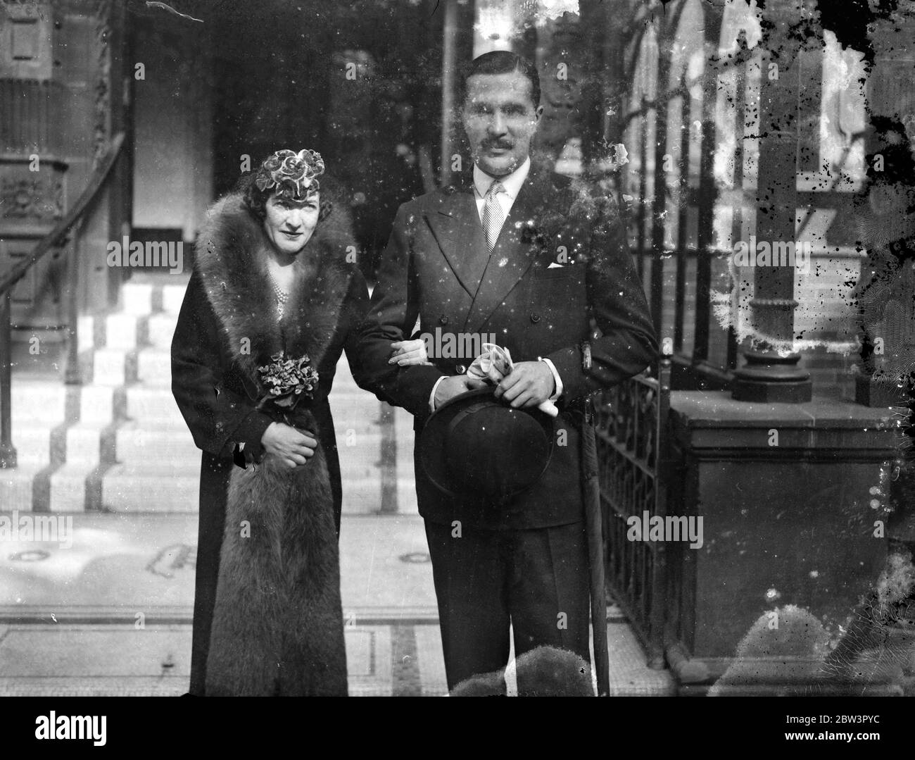 Mme Betty Fielden a épousé M. Charles Mills au bureau du registre de Caxton Hall , Londres . 1er octobre 1935 Banque D'Images