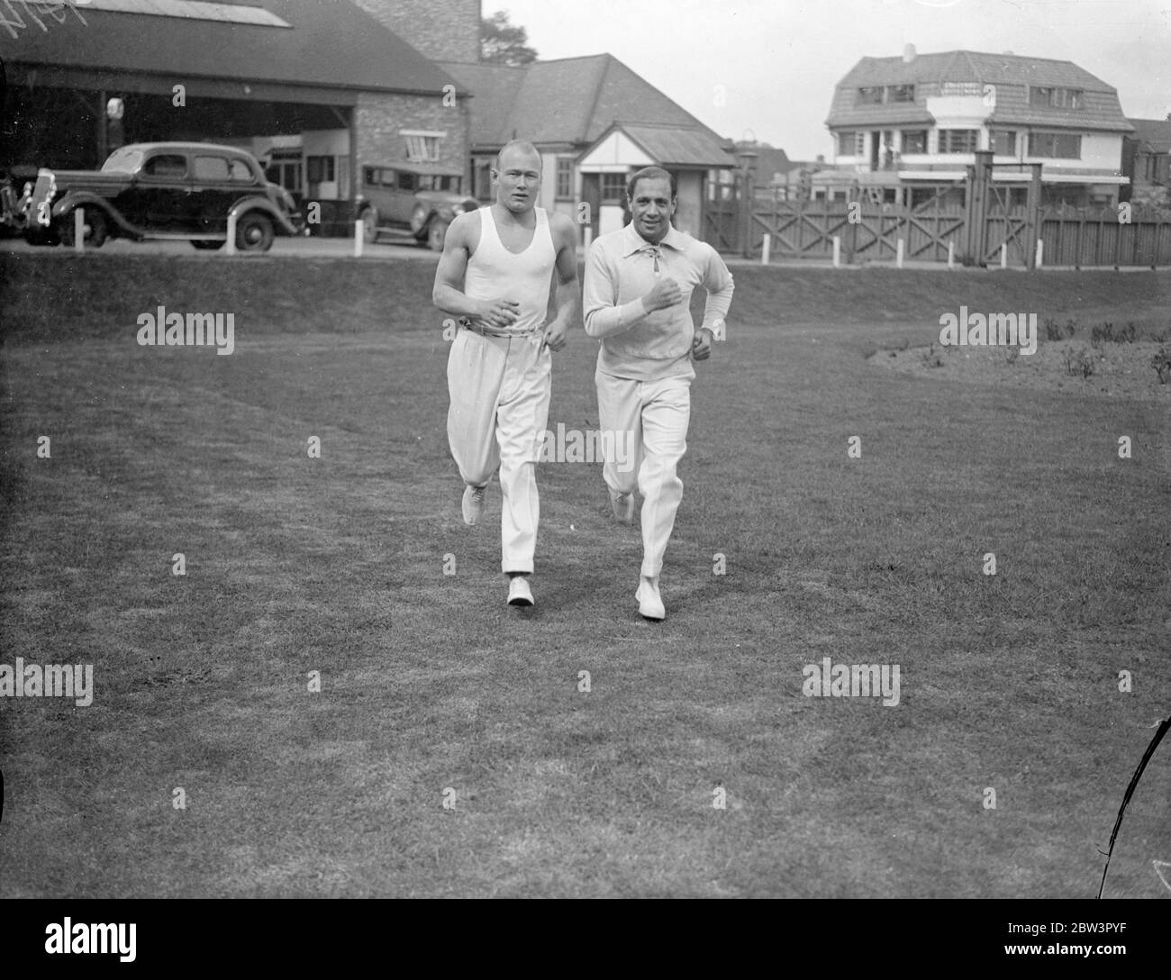 King moitiés £200 peine sur tout dans la lutte . Bob Gregory ( à droite ) pour une course à Elstree après avoir reçu des nouvelles de la clémence du roi . Il travaille actuellement dans un film . 14 mai 1936 Banque D'Images