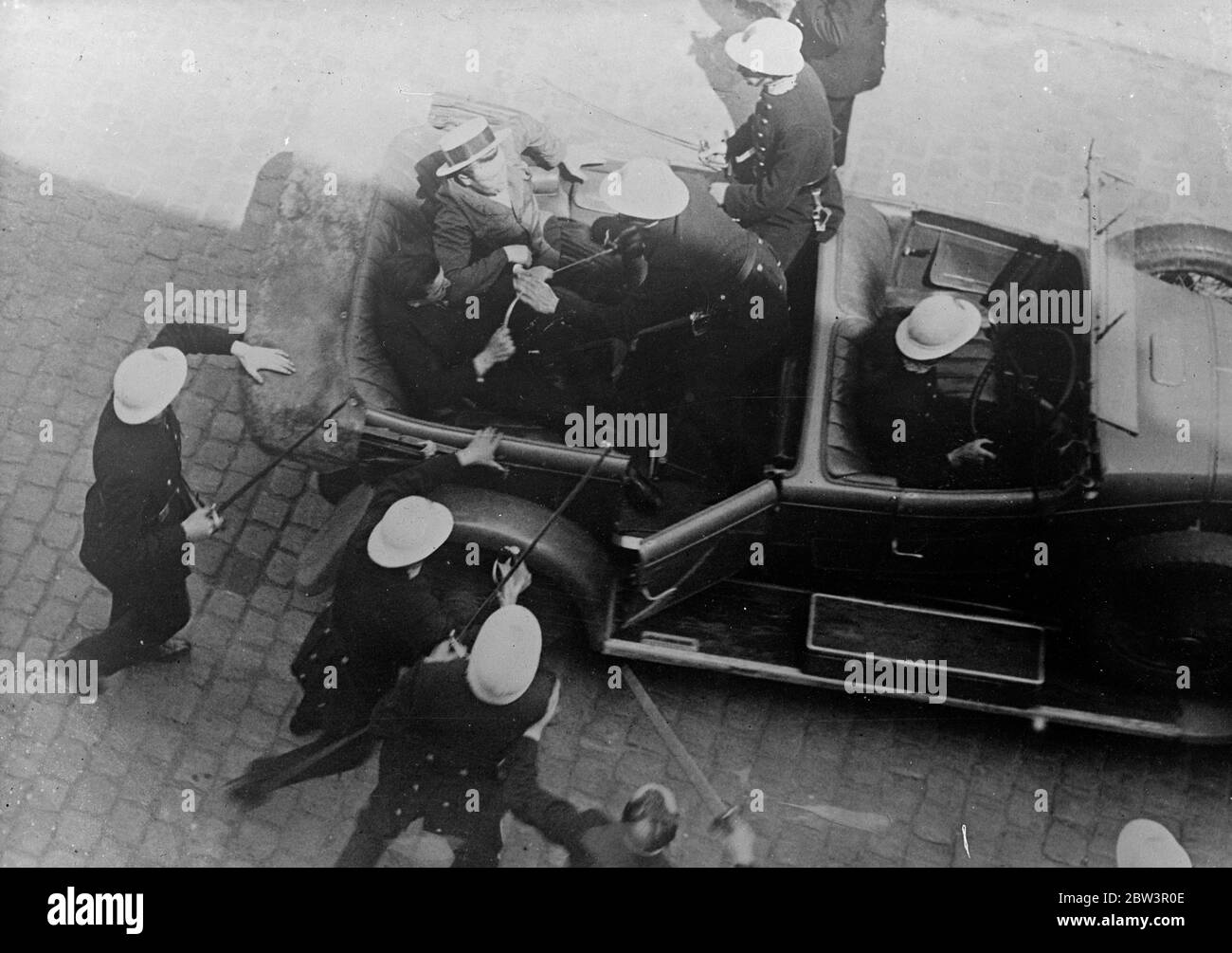 La police belge arrête des grévistes au point d'épée . La police arrête des chefs de grève au point d'épée à Verviers . 20 juin 1936 Banque D'Images