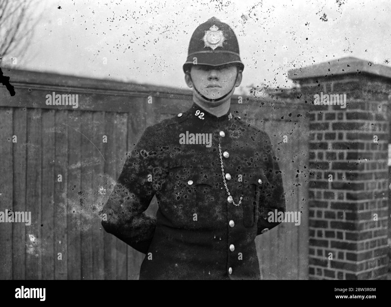 Des cycles de police à la poursuite de cheval à l'écart . Saute de la machine à l'embrayage, puis fait glisser 40 yards . P C Leslie Poole , en vélo d'un tournant à Southend a vu un cheval sans rideless flash passé . Il a donné la chasse et a attiré sur le niveau environ un quart de mille loin. Le constable se jeta de sa machine et saisit les rênes du cheval. Le fuyé l'a traîné à 40 mètres avant qu'il ne s'arrête . Il s'est avéré que le cheval s'était boulonné après qu'il ait lancé son cavalier . Photos , P C Leslie Poole après qu'il ait arrêté le cheval futé . 2 décembre 1935 Banque D'Images