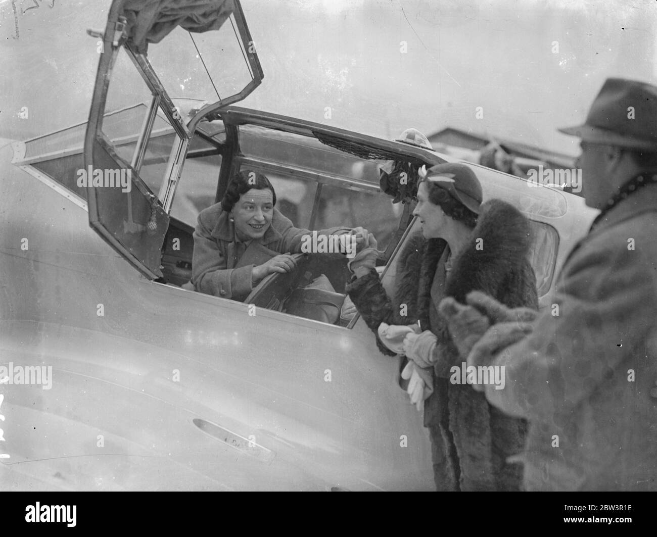 La fille de pair quitte Heston sur 30 , vol de 000 miles comme ' voyageur commercial . L'honorable Frances Patricia Tollemacho , fille de 27 ans de Lord Tollemacho , qui a obtenu son permis de pilote après trois semaines d'instruction , a quitté l'aérodrome de Heston sur un voyage de 30 , 000 miles en avion comme voyageur commercial . Elle est co - pilotant un nouveau monoplan de 160 miles par heure Vega Cull avec M. Vernon Motion . L'objet du voyage est de vendre des machines , des pompes et des instruments britanniques à l'étranger . la tournée comprend l'Egypte , la Palestine , l'Ouganda , la Rhodésie , Nairobi et l'Afrique du Sud . La photo montre le H Banque D'Images La fille de pair quitte Heston sur 30 , vol de 000 miles comme ' voyageur commercial . L'honorable Frances Patricia Tollemacho , fille de 27 ans de Lord Tollemacho , qui a obtenu son permis de pilote après trois semaines d'instruction , a quitté l'aérodrome de Heston sur un voyage de 30 , 000 miles en avion comme voyageur commercial . Elle est co - pilotant un nouveau monoplan de 160 miles par heure Vega Cull avec M. Vernon Motion . L'objet du voyage est de vendre des machines , des pompes et des instruments britanniques à l'étranger . la tournée comprend l'Egypte , la Palestine , l'Ouganda , la Rhodésie , Nairobi et l'Afrique du Sud . La photo montre le H Banque D'Images