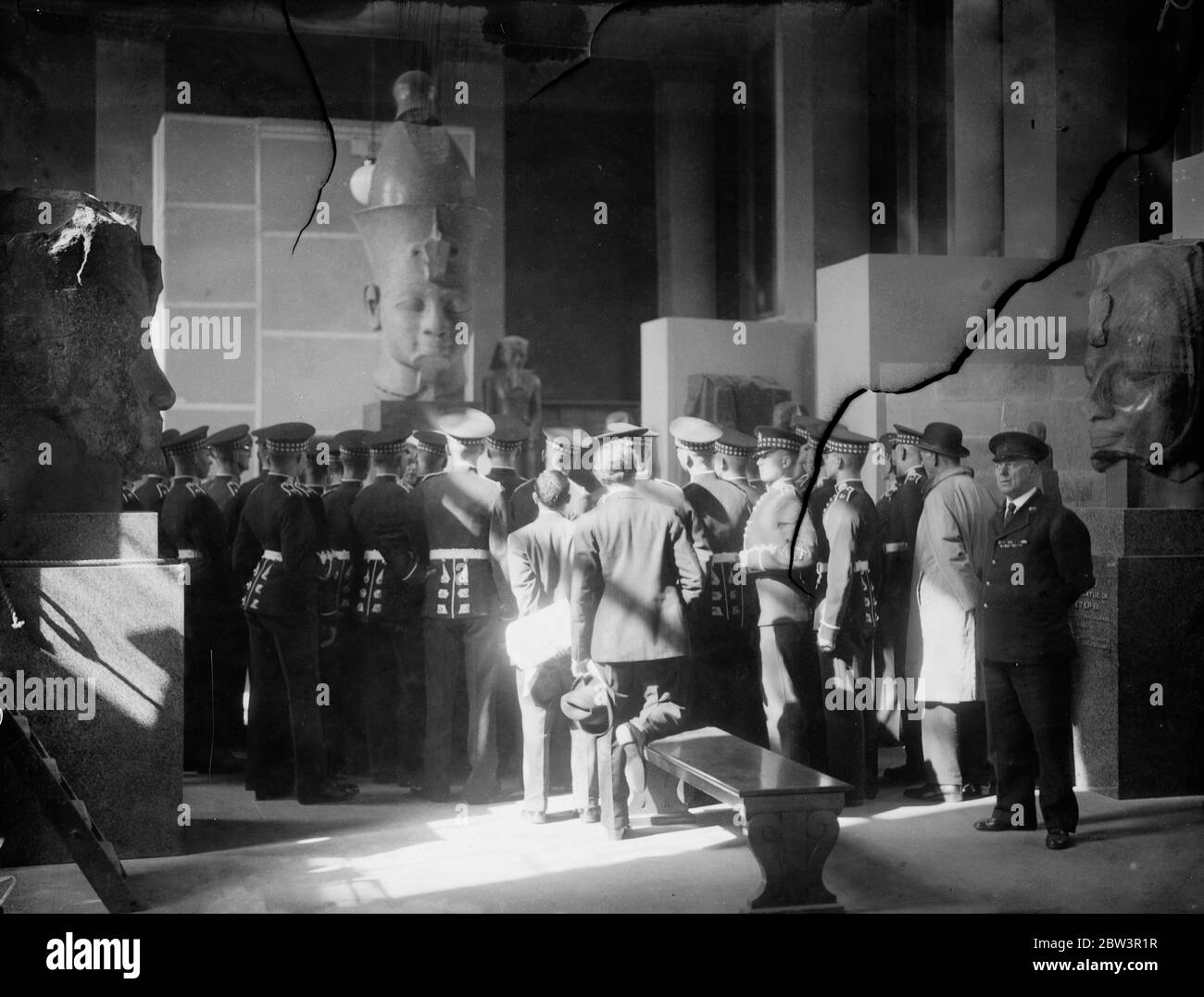 Scots Guards Apprenez l'Égypte ancienne au British Museam . Le premier bataillon des gardes écossais , qui se rendent en Égypte en novembre , se questionner pour la connaissance au muséam britannique . Septembre 1935 Banque D'Images
