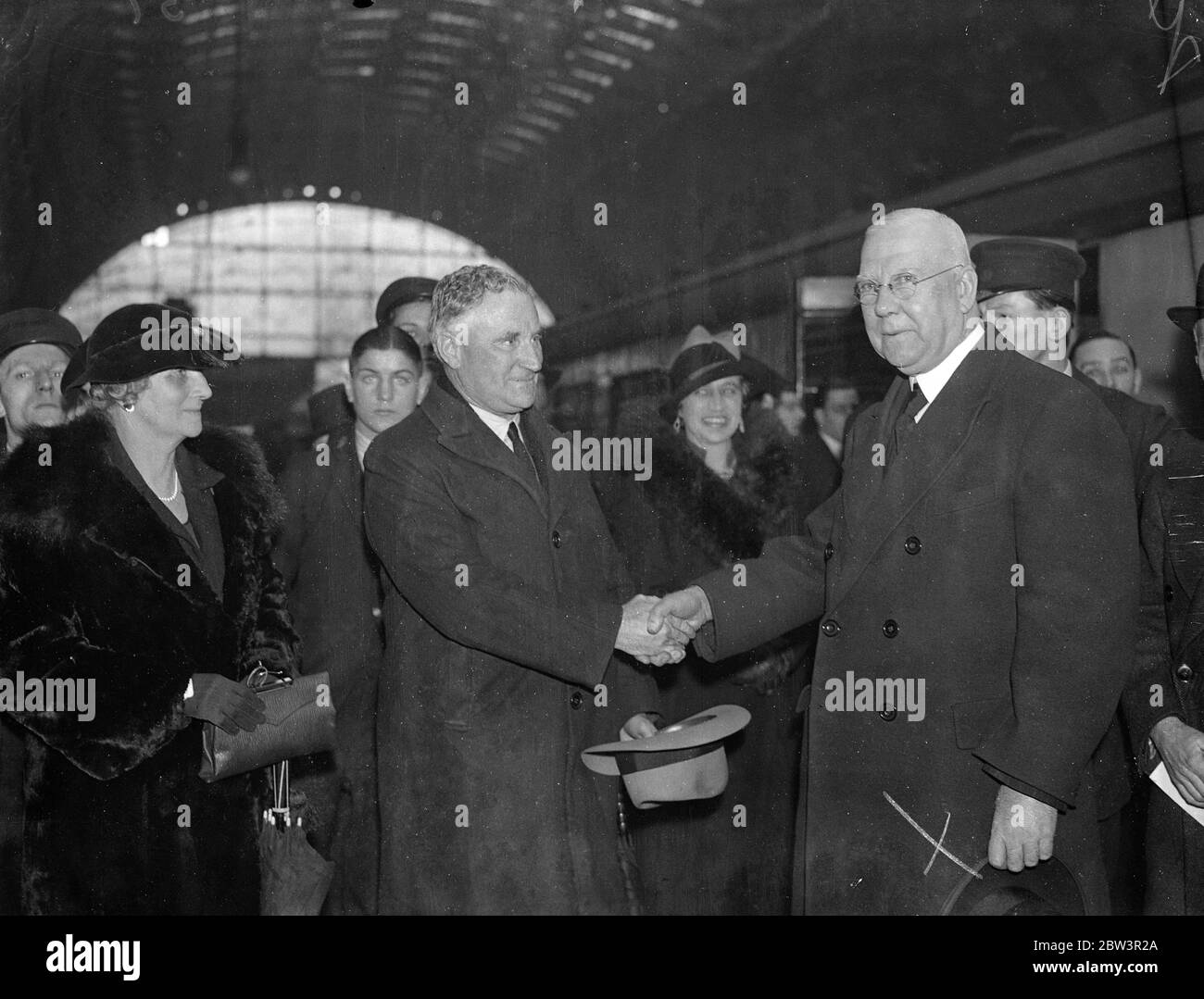 Le ministre australien du Commerce arrive à Londres . Le Dr Earle page , ministre australien du Commerce , est arrivé à la gare de Paddington , Londres , d'Australie . Il a été accueilli à son arrivée par Sir John McLaren , Secrétaire du Commonwealth d'Australie à Londres et Sir Edward Harding , sous-Secrétaire d'État au Bureau des dominions . Photos , Dr Earle page ( à gauche ) Ministre australien du Commerce , discutant avec Sir Edward Harding , sous-secrétaire d'Etat au Bureau des dominions à l'arrivée . 19 mars 1936 Banque D'Images