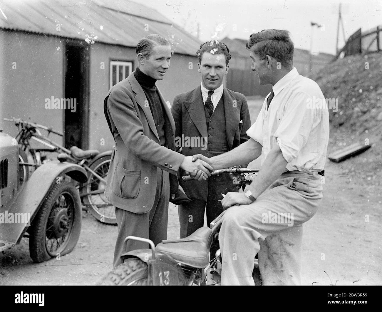 Le champion américain du circuit de course signe Hackney Wick . Premier match ce soir . Cardy Milne , le champion américain du circuit automobile a signé pour l'équipe hackney Wick , et doit prendre part à son premier match de Londres sur la piste ce soir ( vendredi ) . Milne , qui a roulé avec son frère dans chaque match en Amérique , a souhaité poursuivre leur partenariat dans ce pays , Mais quand son frère a signé pour New Cross, cela n'a pas été trouvé possible et l'Association Speedway a informé le champion américain qu'il aurait à signer pour une autre équipe ou sinon de retour à la maison . Photos , Cody Milne ( gauche 0 b Banque D'Images