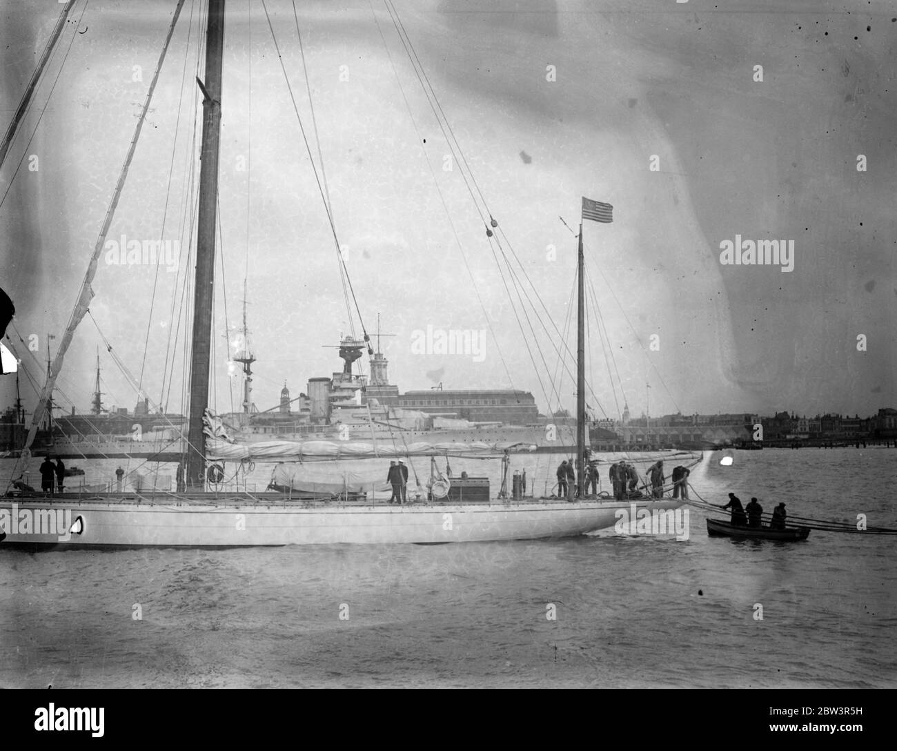 Yankee part pour les Etats-Unis comme marins de la fonte et de se préparer dans l'ombre de HMS Revenge ( 06 ) 11 avril 1936 Banque D'Images