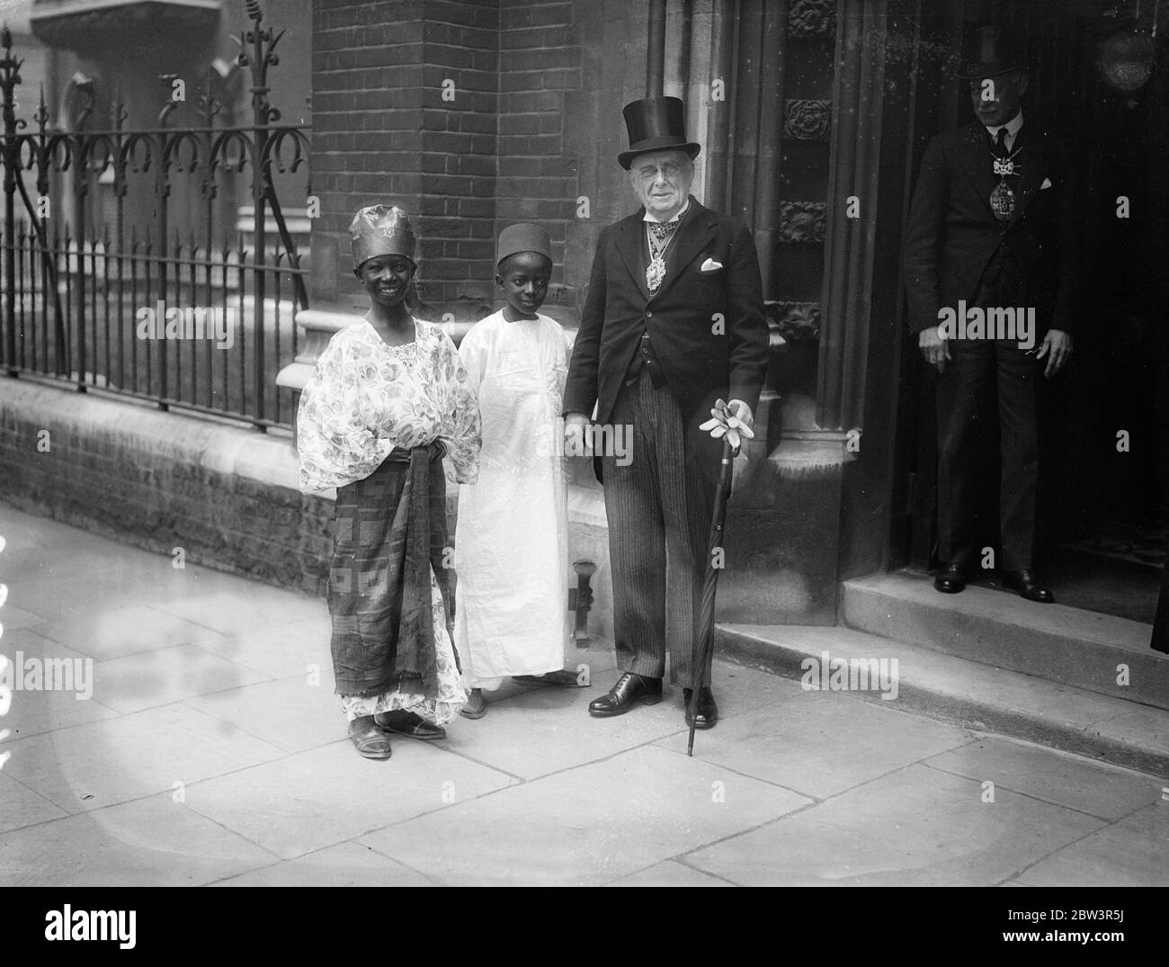 Les Africains de l'Ouest saluent Lord Mayor lorsqu'il ouvre la vente de travaux à Londres . Le Lord Mayor de Londres , Sir Percy Vincent , a été accueilli par deux jeunes visiteurs de Gambie ( Afrique de l'Ouest ) lorsqu'il a ouvert une vente de travaux au Sion College , Blackfriars . Les Africains de l'Ouest visitent l'Angleterre avec l'évêque de Gambie pour aider les Britanniques à en savoir plus sur leur patrie . Photos ' s spectacles , les Africains de l'Ouest saluent le Lord Mayor . 4 juin 1936 Banque D'Images Les Africains de l'Ouest saluent Lord Mayor lorsqu'il ouvre la vente de travaux à Londres . Le Lord Mayor de Londres , Sir Percy Vincent , a été accueilli par deux jeunes visiteurs de Gambie ( Afrique de l'Ouest ) lorsqu'il a ouvert une vente de travaux au Sion College , Blackfriars . Les Africains de l'Ouest visitent l'Angleterre avec l'évêque de Gambie pour aider les Britanniques à en savoir plus sur leur patrie . Photos ' s spectacles , les Africains de l'Ouest saluent le Lord Mayor . 4 juin 1936 Banque D'Images
