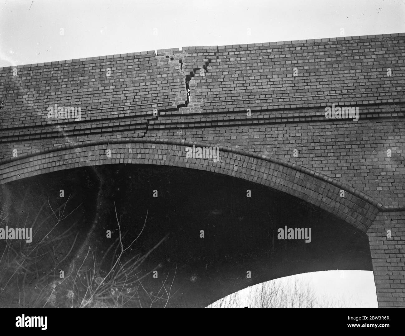 Le pont s'effondre par de fortes pluies . Grandes fissures dans la chaussée . Les grandes fissures dans le pont qui s'effondre lentement transportant la route Defizes - Salisbury sur la ligne de chemin de fer . 2 janvier 1936 Banque D'Images