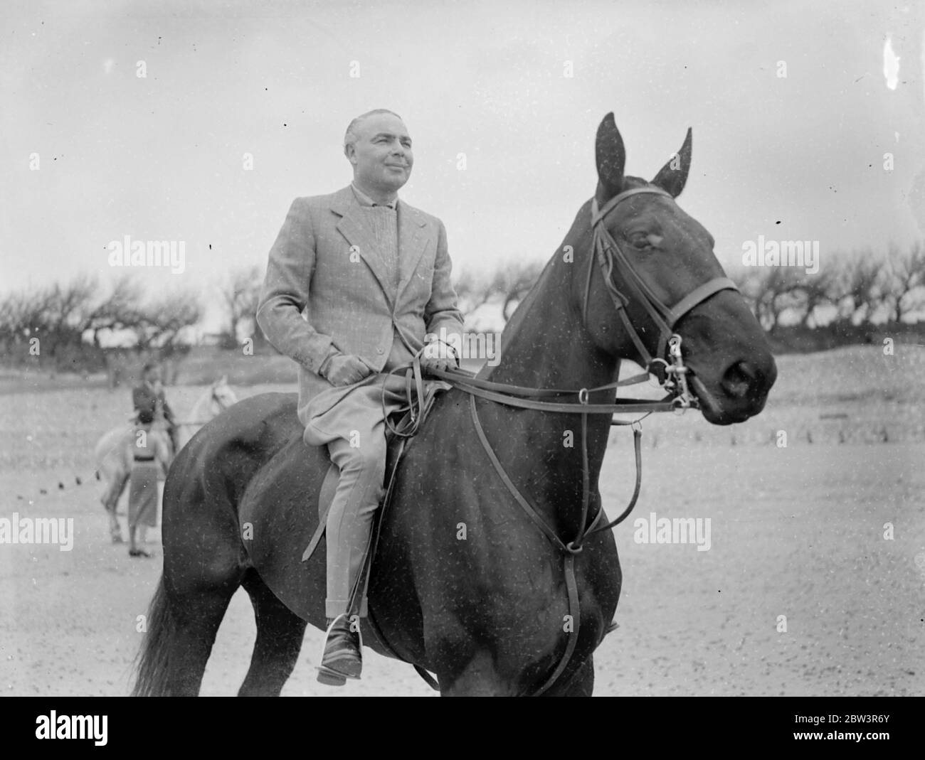 M. Hore Belisha passe ses vacances - à cheval . Loin des problèmes de transport . M. Hore Belisha fait pater son cheval après un galop rapide sur les sables à Ferring-by-Sea . 15 avril 1936 Banque D'Images