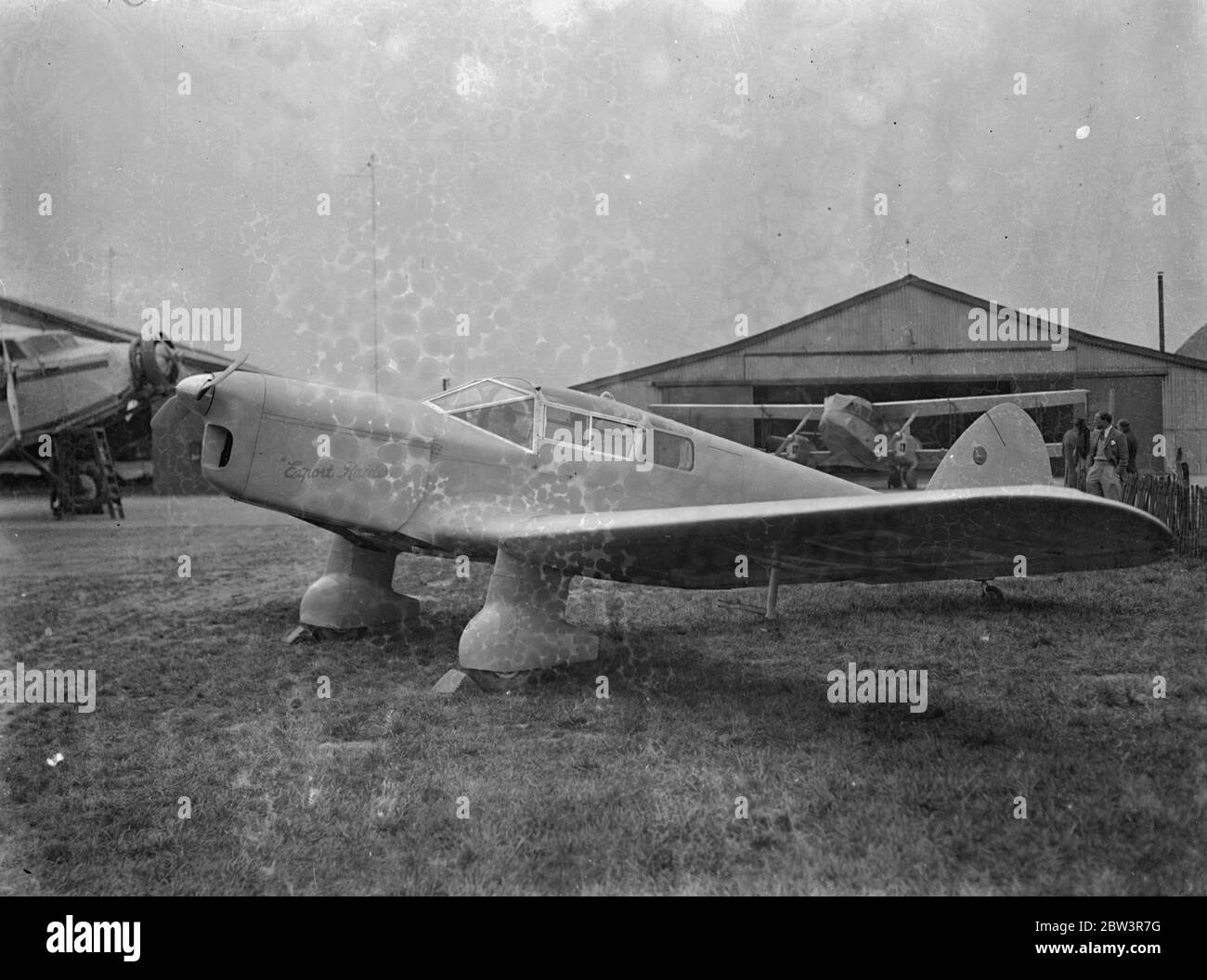 La fille de pair quitte Heston sur 30 , vol de 000 miles comme ' voyageur commercial . L'honorable Frances Patricia Tollemacho , fille de 27 ans de Lord Tollemacho , qui a obtenu son permis de pilote après trois semaines d'instruction , a quitté l'aérodrome de Heston sur un voyage de 30 , 000 miles en avion comme voyageur commercial . Elle est co - pilotant un nouveau monoplan de 160 miles par heure Vega Cull avec M. Vernon Motion . L'objet du voyage est de vendre des machines , des pompes et des instruments britanniques à l'étranger . la tournée comprend l'Egypte , la Palestine , l'Ouganda , la Rhodésie , Nairobi et l'Afrique du Sud . La photo montre le H Banque D'Images La fille de pair quitte Heston sur 30 , vol de 000 miles comme ' voyageur commercial . L'honorable Frances Patricia Tollemacho , fille de 27 ans de Lord Tollemacho , qui a obtenu son permis de pilote après trois semaines d'instruction , a quitté l'aérodrome de Heston sur un voyage de 30 , 000 miles en avion comme voyageur commercial . Elle est co - pilotant un nouveau monoplan de 160 miles par heure Vega Cull avec M. Vernon Motion . L'objet du voyage est de vendre des machines , des pompes et des instruments britanniques à l'étranger . la tournée comprend l'Egypte , la Palestine , l'Ouganda , la Rhodésie , Nairobi et l'Afrique du Sud . La photo montre le H Banque D'Images