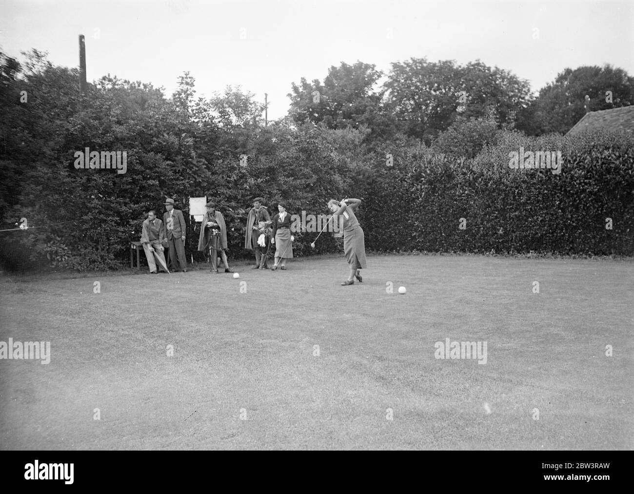 Jessie Anderson bat PAM Barton au 37 ème trou pour le titre de Golf Français . Mlle Jessie Anderson de Perth a réussi à vaincre Mlle PAM Barton, la titulaire du championnat britannique de 19 ans, au 37 trous, lorsqu'ils se sont rencontrés dans la finale du championnat de golf ouvert français pour les femmes sur le parcours de la Boulie près de Versailles. La paire était si uniformément assortie qu'ils étaient tous carrés à la 36 . Photos , Mlle PAM Barton en jeu contre Jessie Anderson . 10 juillet 1936 Banque D'Images