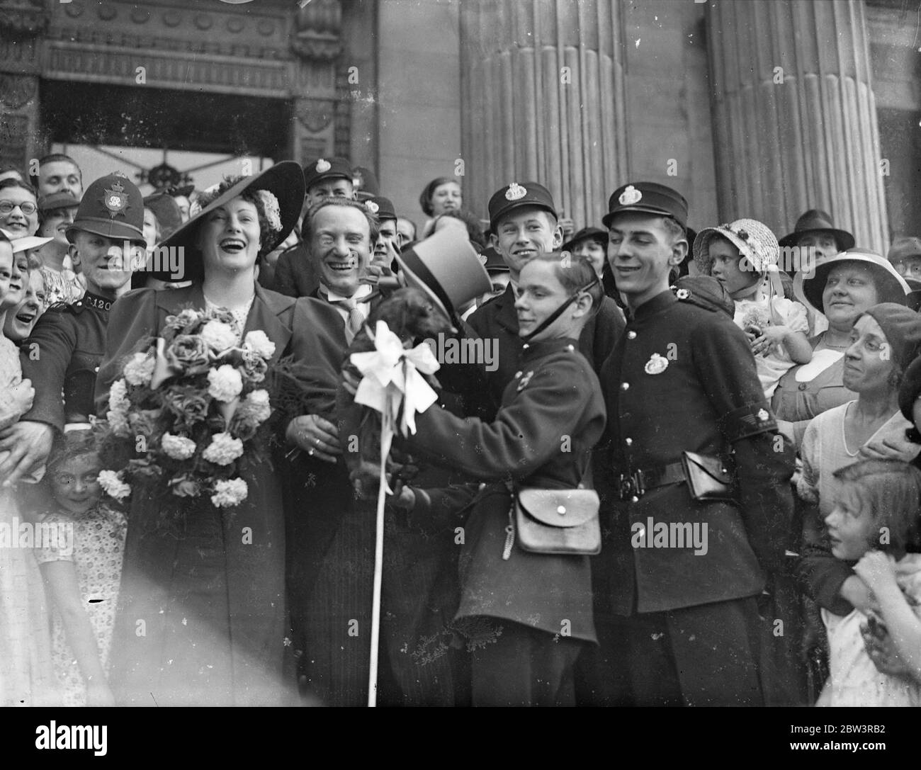 Richard Tauber épouse Diana Napier au bureau d'inscription de Marylebone . La mariée et le marié après la cérémonie . 20 juin 1936 Banque D'Images