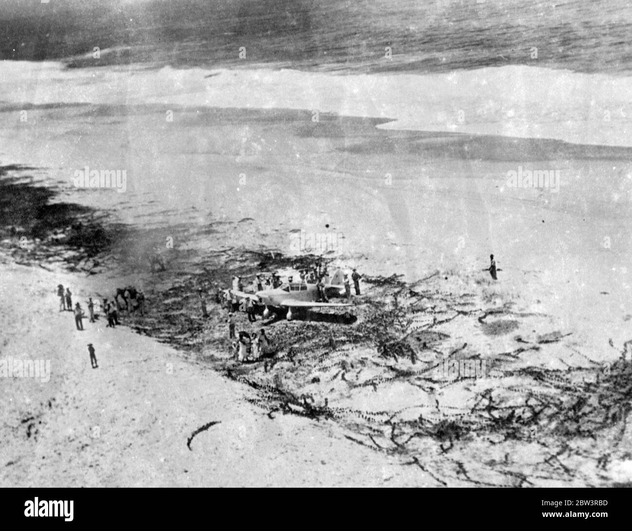 Où Jean Batten a été forcé à la descente après record Atlantic Crossing . L'avion de Miss Jean Batten est entouré d'une foule sur la plage d'Araruama . 6 décembre 1935 Banque D'Images