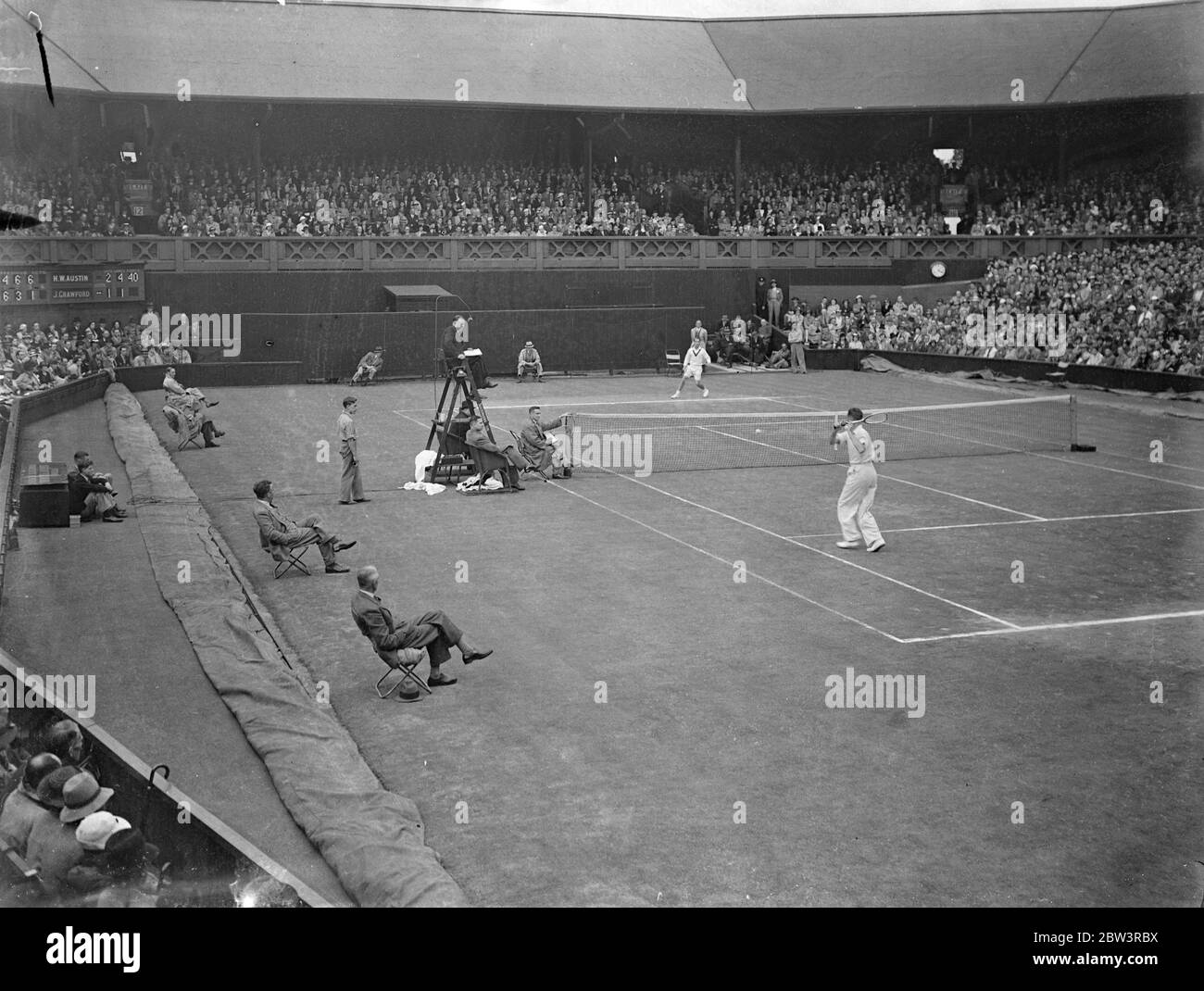 L'Angleterre remporte le premier match du Davis Cup Challenge Round . Austin défaites Crawford . Grande-Bretagne , vainqueurs de la coupe pendant trois ans , a remporté le premier match contre l'Australie , Qui n'a jamais réussi à remporter le trophée quand H W ( Bunny ) Austin a vaincu J Crawford 4 - 6 , 6 - 3 , 6 - 1 , 6-1 dans les premiers singles du Challenge Round de la coupe Davis à Wimbledon . Photos , UNE vue générale de la foule sur le court du Centre pendant le match entre Crawford et Austin . 25 juillet 1936 Banque D'Images