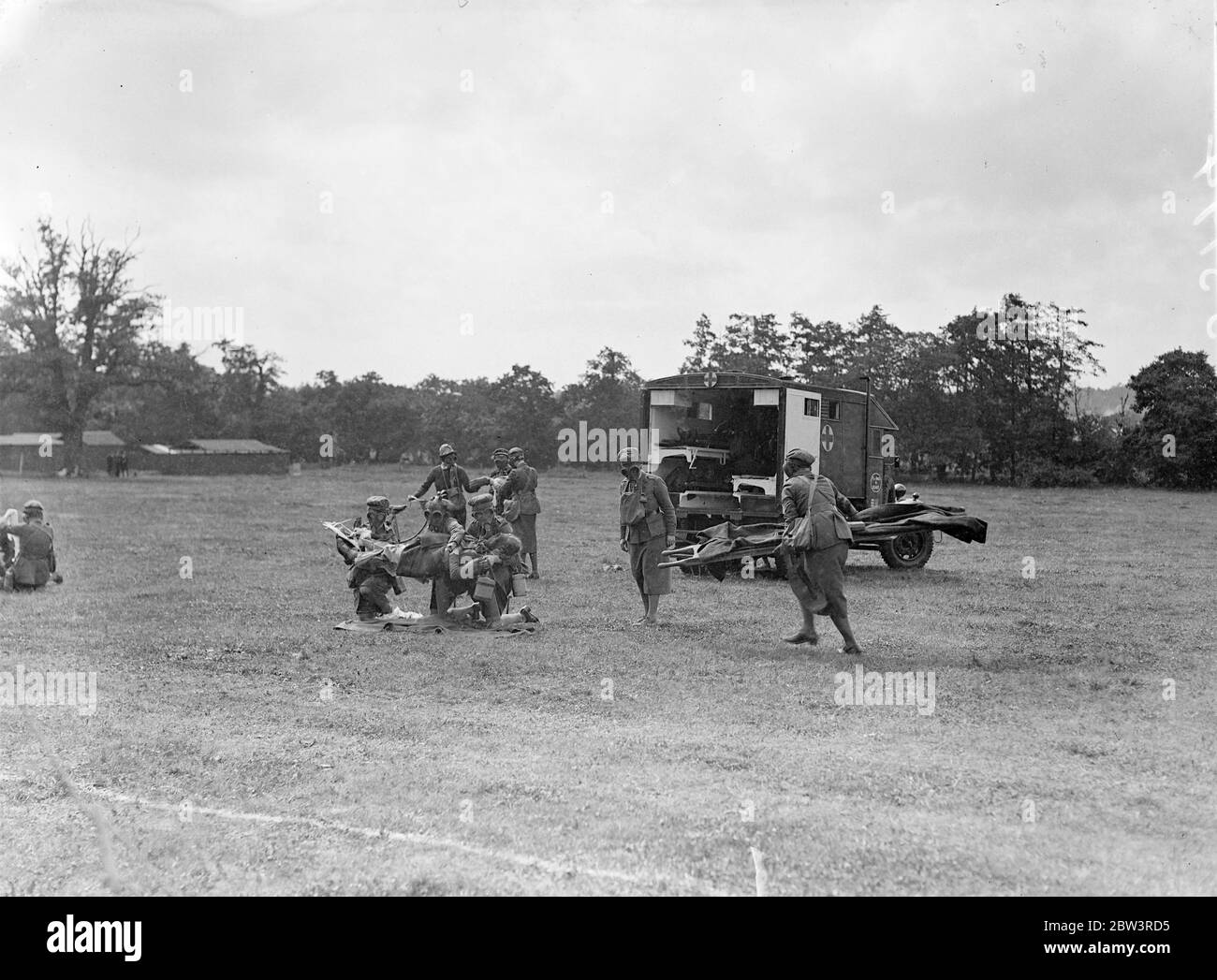 Princes Alice visite Fanys à Frimley Green . La princesse Alice , comtesse d'Athlone , a visité le corps de soins infirmiers de première urgence (corps de voiture ambulantique) à Frimley Green , Surrey . Elle a inspecté les ateliers mobiles et a regardé un premier écran de soins et de gaz . Photos : premiers soins et exposition gaz . 24 juillet 1936 Banque D'Images