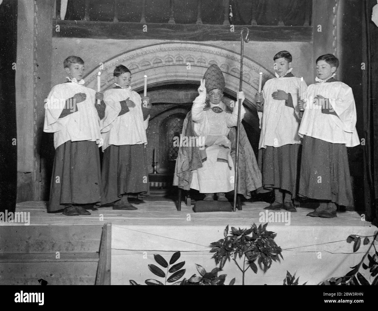 Le garçon évêque s'est entronisé lors de la première cérémonie publique depuis la réforme à Guilford . Fred Brazier , 12 ans, choisi comme 'Boy Bishop' de l'école de chant St Mary of the Angels , Highgate , a été entronisé par le boycott de la Rév Desmond Morse comme Saint Nicholas , à l'église Compton , Guilford , Surrey , dans la première cérémonie publique depuis la réforme . Photos , le garçon évêque , Fred Krazier âgé de 12 ans , entronisé par le boycott de la Rév Desmond Morse comme Saint Nicolas . 6 décembre 1935 Banque D'Images