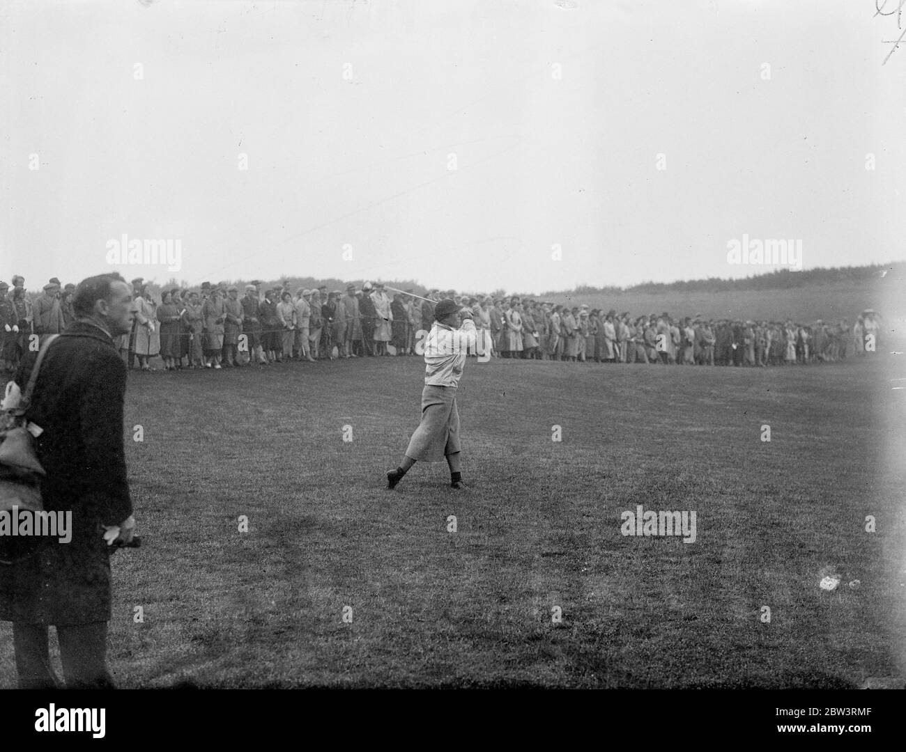 La Grande-Bretagne s'inspire de l'Amérique dans la coupe Curtis . Golf féminin à Gleneagles . Un putt réussi sur le dernier vert du dernier match a obtenu un tirage au sort pour Britan dans la coupe Curti de golf avec l'équipe américaine féminine à Gleneagles , Ecosse . Chaque côté a gagné quatre parties avec une moitié . La coupe remonte cependant à l' Amérique , car les Américains sont les détenteurs . Mlle Jessie Anderson , le jeune joueur écossais , a passé un putt juste en face du vert 18 pour sauver le jeu pour Britan , qui était à cette époque un vers le bas . Photos , Miss Patty Berg , 18 ans bébé de l'équipe américaine , conduite Banque D'Images