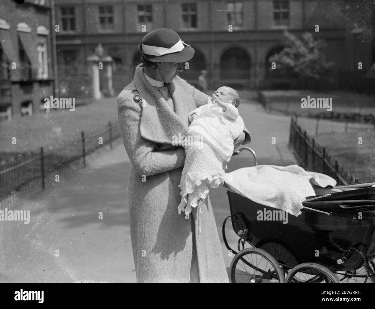 La reine Marie à être la Godmather . Fille de son Godchild . La reine Marie sera marraine de la fille de son filleul , Mme , âgée de sept semaines. Patrick Brunner , quand le bébé est baptisé dans la Chapelle Royale sous peu . Mme . Brunner , fille de M. . Richard Howlett , surintendant de l'armoire du roi George , a été marié à Chapel Royal au souhait exprès du roi , et maintenant sa fille doit être baptisée là . Avant son mariage Mme . Brunner , sous le nom d'Elaine Lettor , était bien - connu comme une danseuse à Londres et New York , lui a conseillé Povlove . Pho Banque D'Images