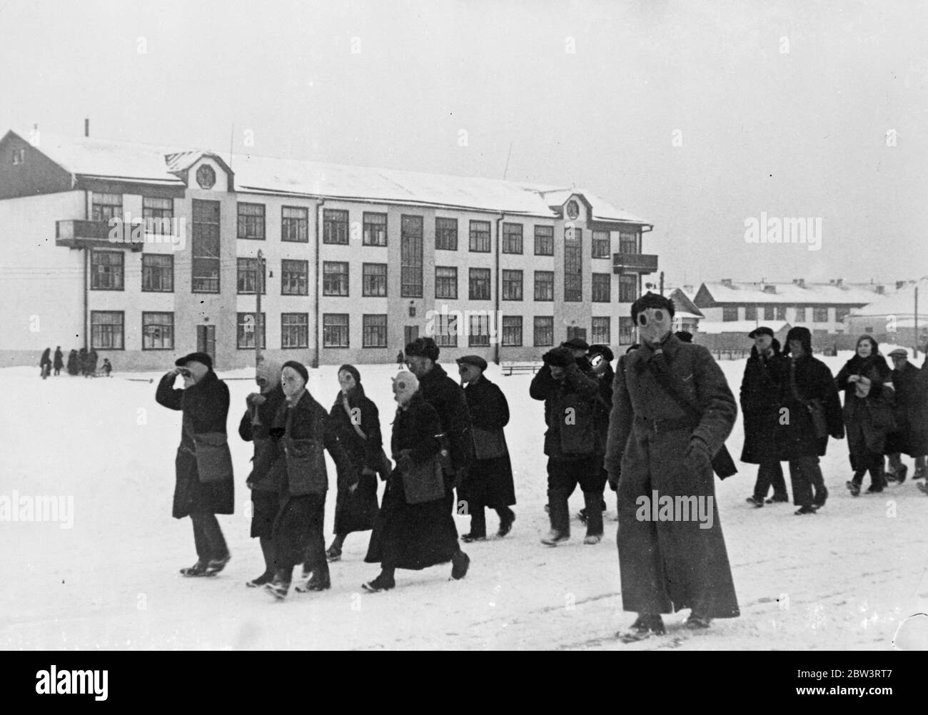 Les ouvriers d'usine et les femmes de ménage soviétiques marchaient à travers Moscou dans des masques à gaz . Formation anti gaz . Des travailleurs d'usine masqués de gaz défilent à travers Moscou . 2 janvier 1936 Banque D'Images