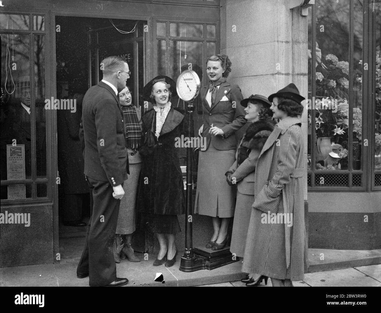 Pesée avant un vol . Les folies de Dorchester aident à inaugurer de nouveaux bureaux Air France à Londres . Inaugurant leurs nouveaux bureaux de réception qu'ils viennent d'ouvrir à l'hôtel Dorchester , Park Lane , Air France a accueilli les filles Dorchester Follies . Chacune des filles a été pesée dans les nouveaux bureaux avant d'aller à Croydon où elles ont été prises sur un vol au-dessus de Londres . Photos , pesée des filles de Dorchester folies dans les nouveaux bureaux d'Air France à l'hôtel Dorchester , Park Lane . 20 avril 1936 Banque D'Images