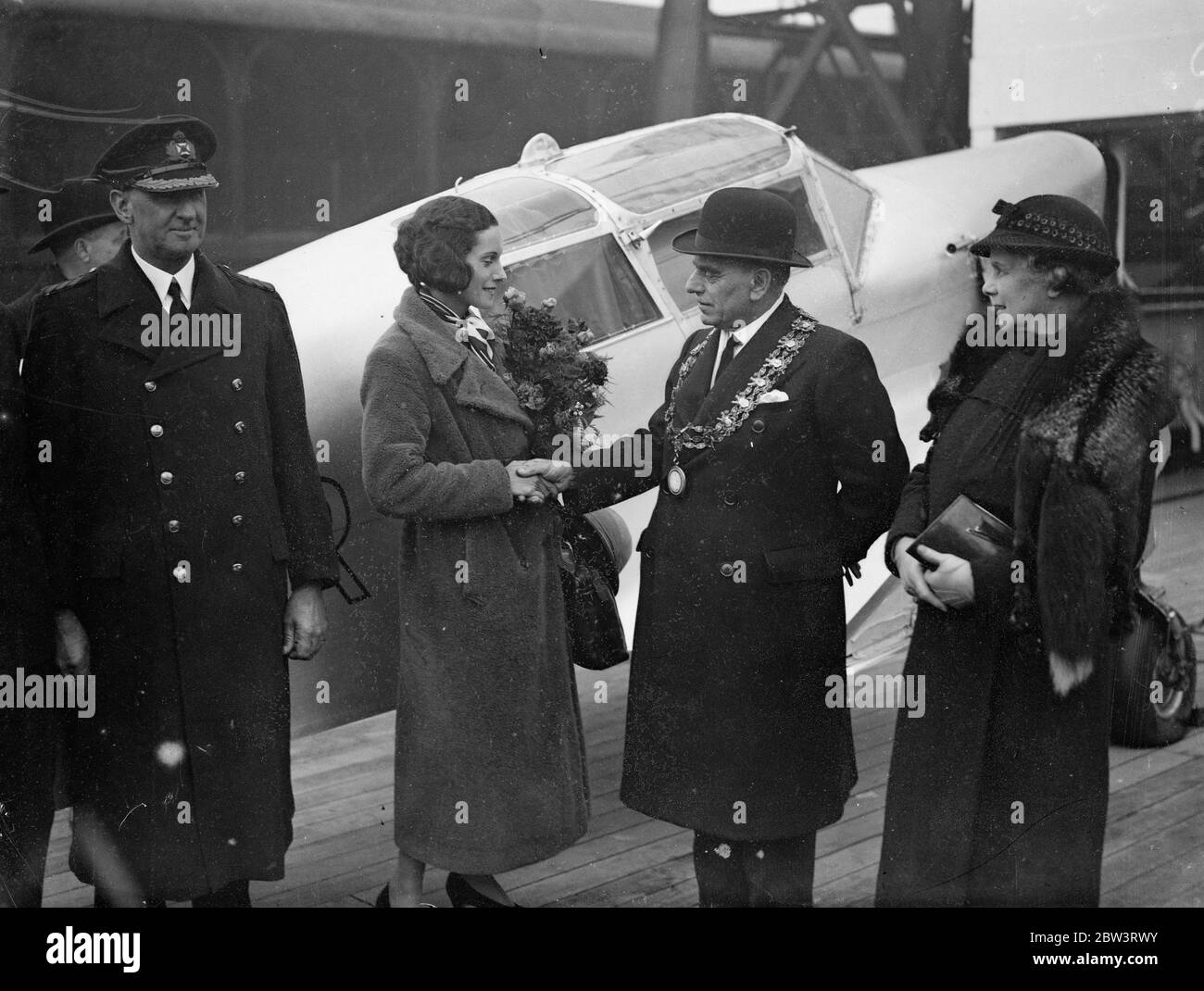 Jean Batten arrive à Southampton depuis l'Amérique après un vol record . Mlle Jean Batten étant accueillie par le maire de Southampton à son arrivée . 23 décembre 1935 Banque D'Images