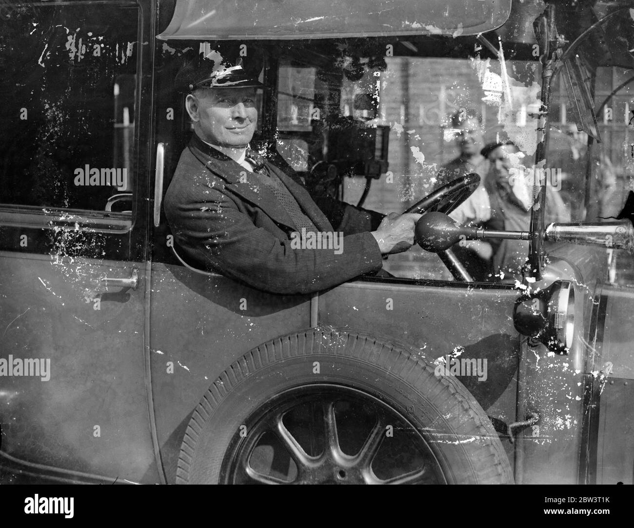 London taxi man trouve £12,000 bijoux en taxi. William Jackson à côté de son taxi dans lequel il a trouvé les bijoux perdus en juin . 12 septembre 1935 Banque D'Images