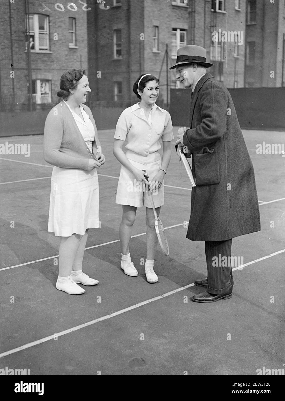 Betty Nuthall bat Mlle Lannon dans le tournoi de Paddington . Mlle Betty Nuthall a participé au tournoi de tennis de Paddington au club de Paddington . Photos , Mlle Betty Nuthall et son adversaire , Mlle P E Rannon , qu'elle a vaincue , discutant avec l'arbitre après le match . 31 mars 1936 Banque D'Images