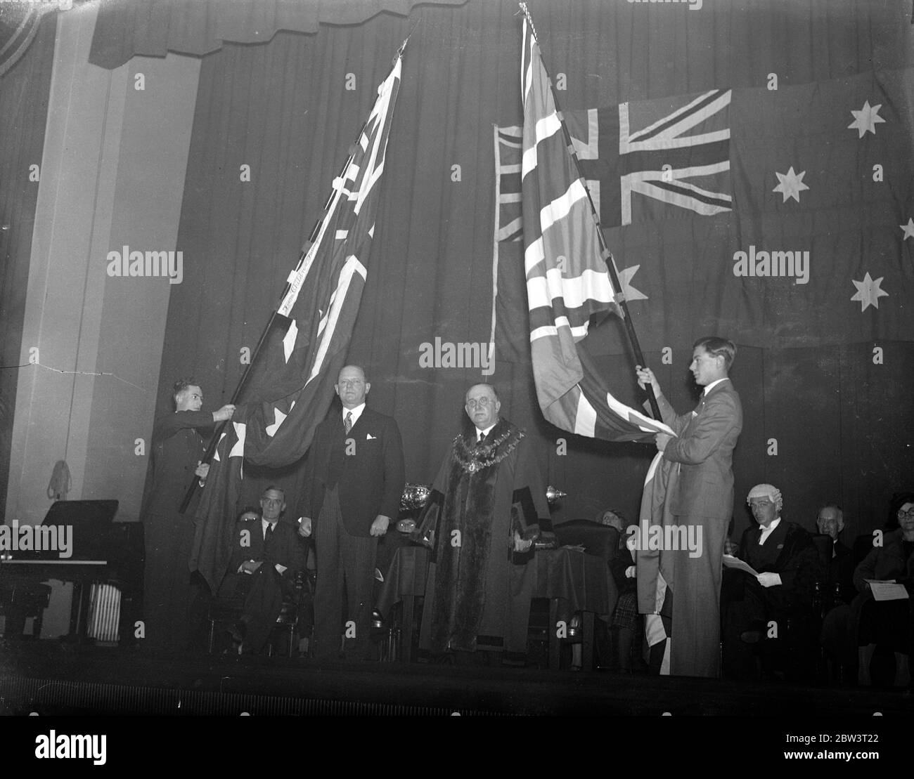 Les écoliers d'Islington et de Nouvelle-Galles du Sud échangent des drapeaux . Le maire d'Islington , le conseiller H G Coleman a présenté le drapeau de l'Union à M. A E Heath, représentant du gouvernement de la Nouvelle-Galles du Sud, lors de la cérémonie d'échange de drapeaux entre les écoliers d'Islington , de Londres et d'Islington , de la Nouvelle-Galles du Sud , à l'hôtel de ville , Islington , Londres . M. Heath présente au maire l'emblème rouge australien envoyé par les écoliers d'Islington , Nouvelle-Galles du Sud . Photos , le maire de Islington, le conseiller H G Coleman et M. A E Heath lors de la cérémonie d'échange de drapeaux à l'hôtel de ville Banque D'Images