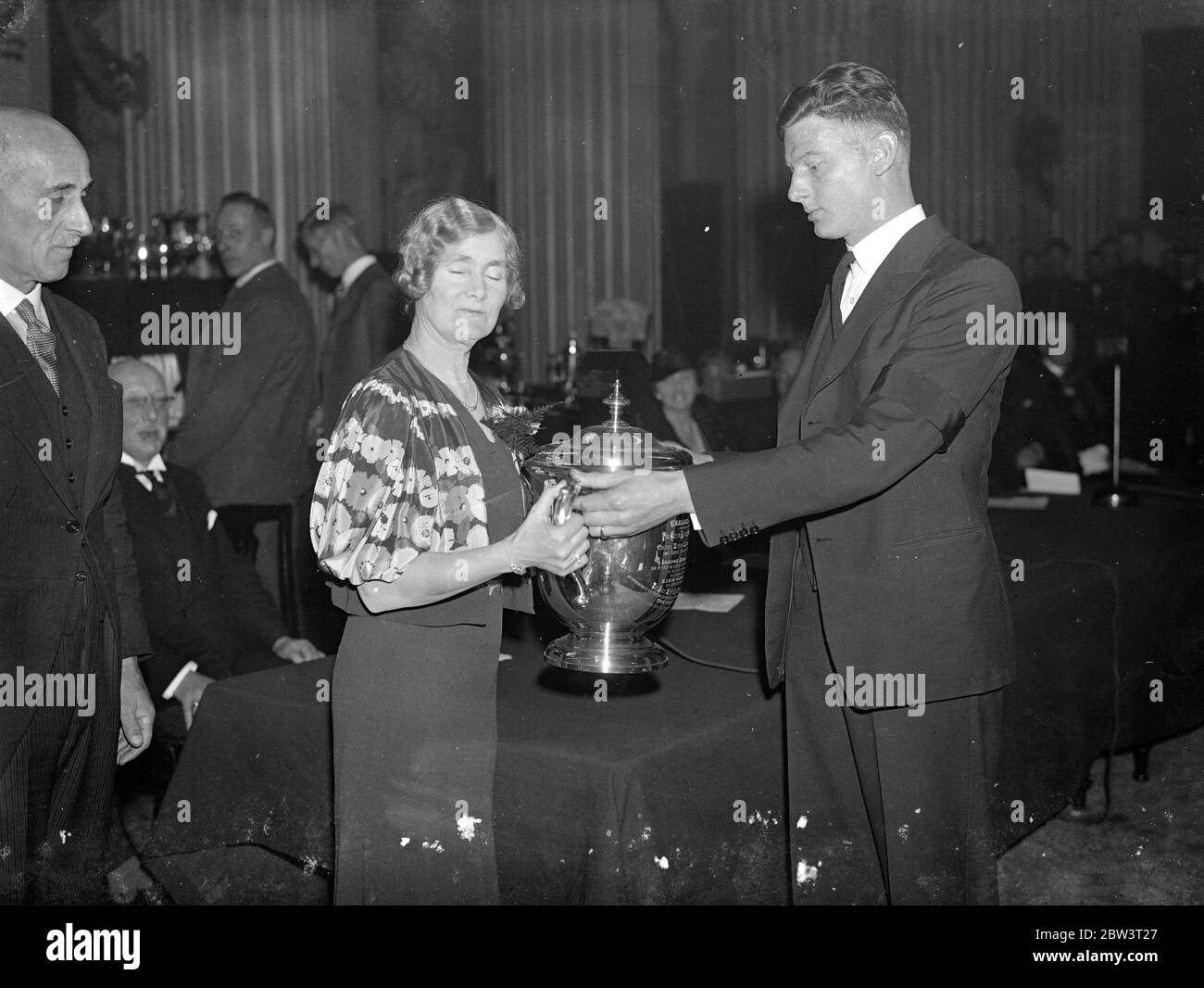 Lady Mayoress présente des prix à la police de ville à Mansion House . Lady Vincent présente la Matshey Cup à l'agent Waissen , qui a remporté le trophée du tir automatique au pistolet . 5 décembre 1935 Banque D'Images