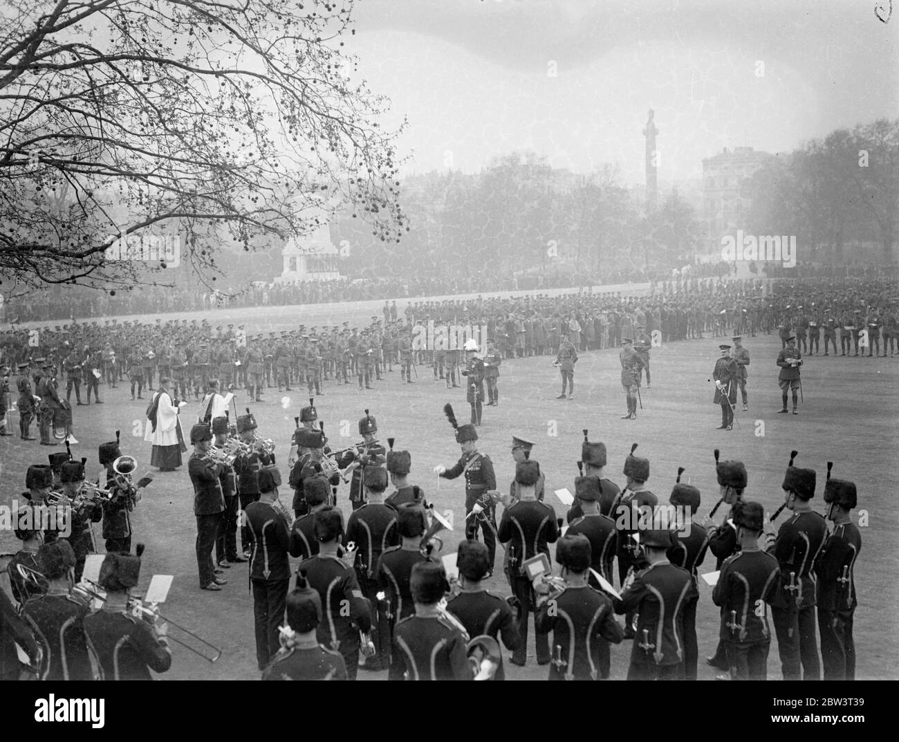 Service de tambour de l'Artillerie royale sur les gardes à cheval . Sept Brigades de l'Artillerie royale régulière et territoriale , ont participé au service de tambour de cérémonie de l'Artillerie royale aux gardes du cheval , avant un défilé à Hyde Park . Les bandes de l'Artillerie royale de Woolwich et Portsmouth ont participé au service et à la marche , qui a été conçu pour aider au recrutement dans les branches régulières et territoriales de la R A. La photo montre une vue générale du service de tête de tambour de l'Artillerie royale aux gardes du cheval . 3 mai 1936 . Banque D'Images