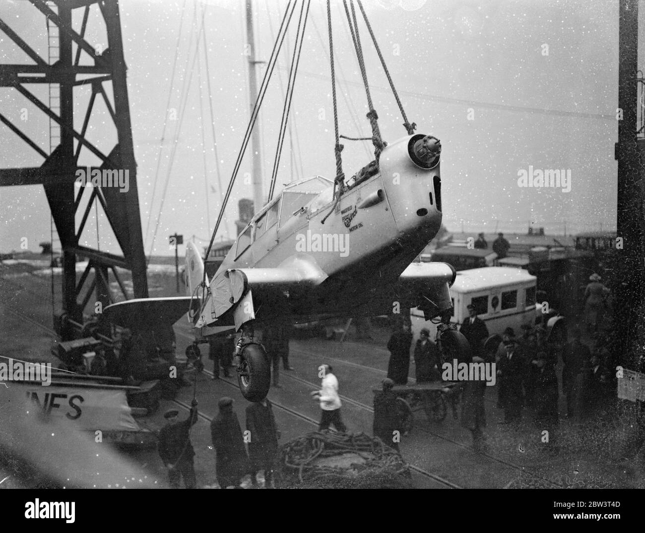 Jean Batten arrive à Southampton depuis l'Amérique après un vol record . Mlle Jean Batten étant accueillie par le maire de Southampton à son arrivée . 23 décembre 1935 Banque D'Images